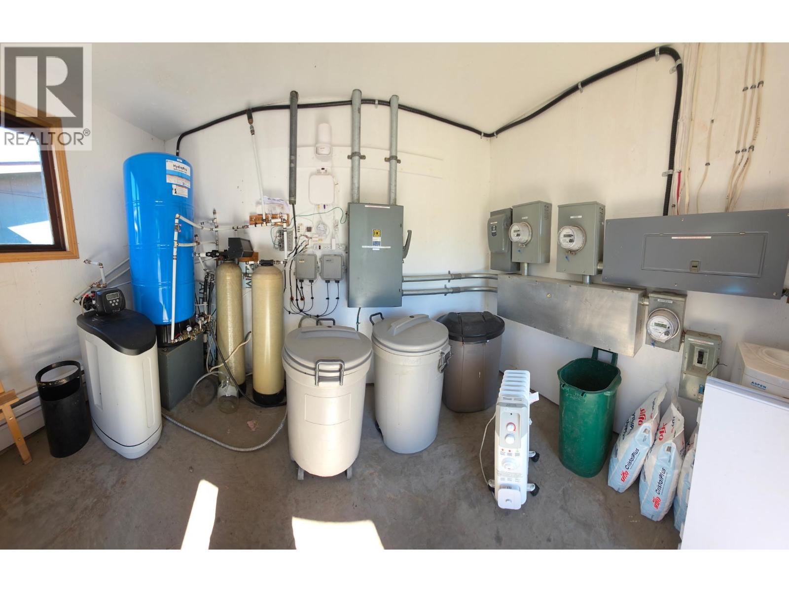 1055 HUDSON BAY MOUNTAIN ROAD - 32