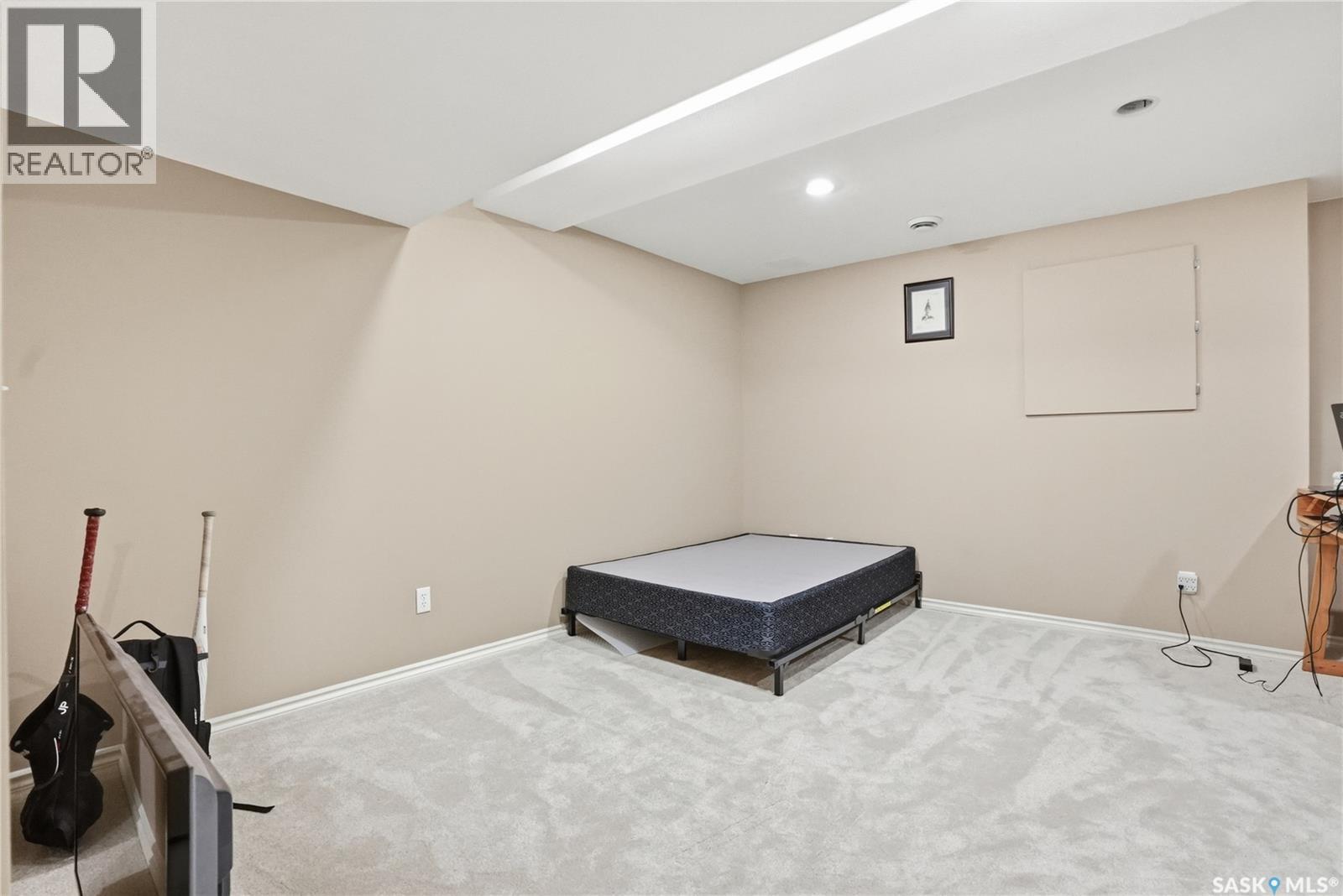 #402 615 LYND CRESCENT - 33