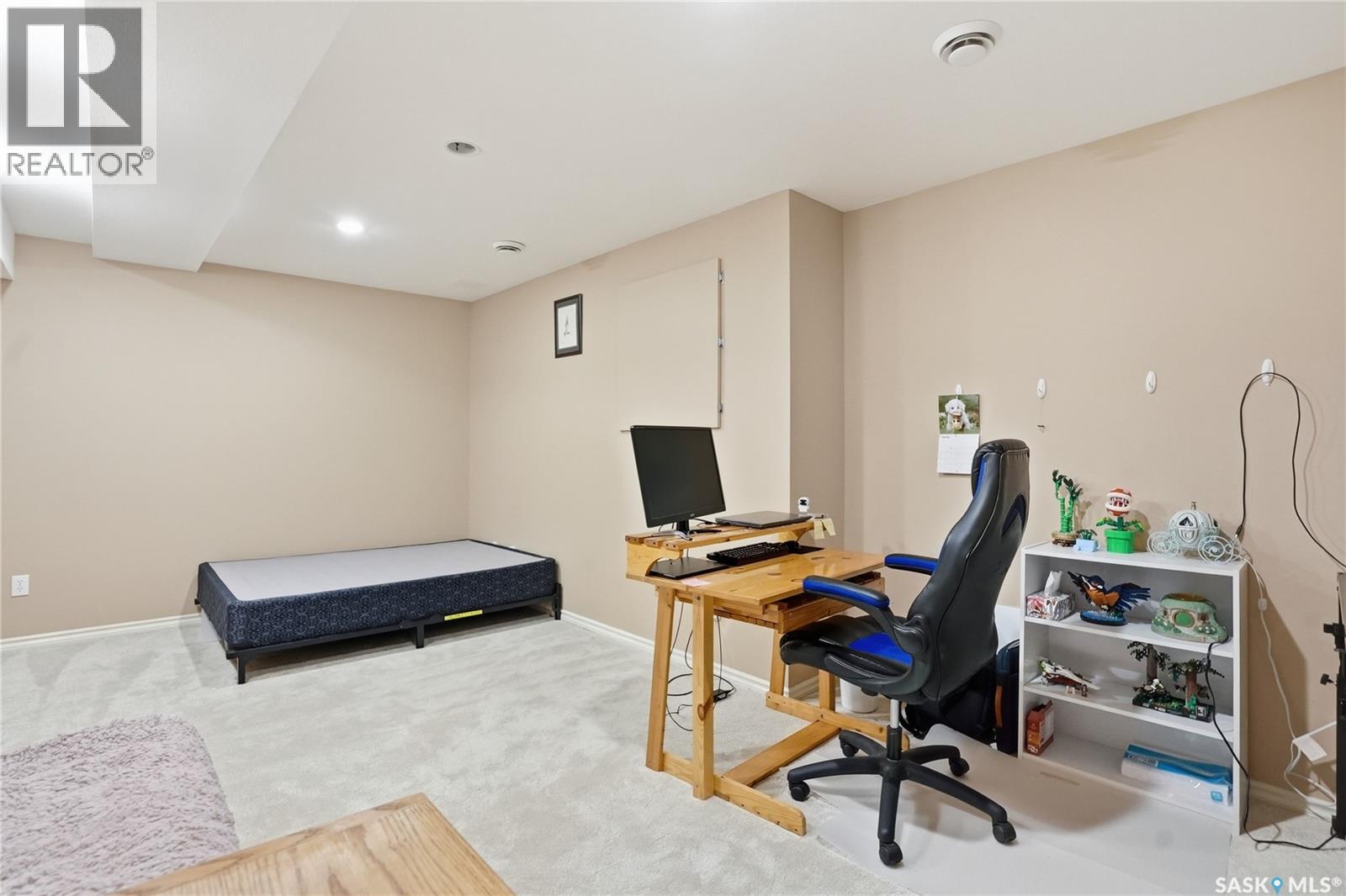 #402 615 LYND CRESCENT - 37