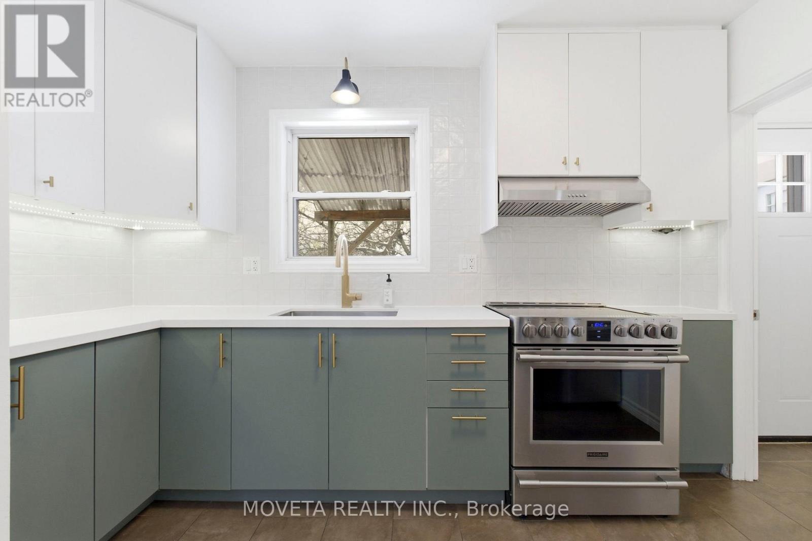 Sleek modern Kitchen w/ Quartz Counters