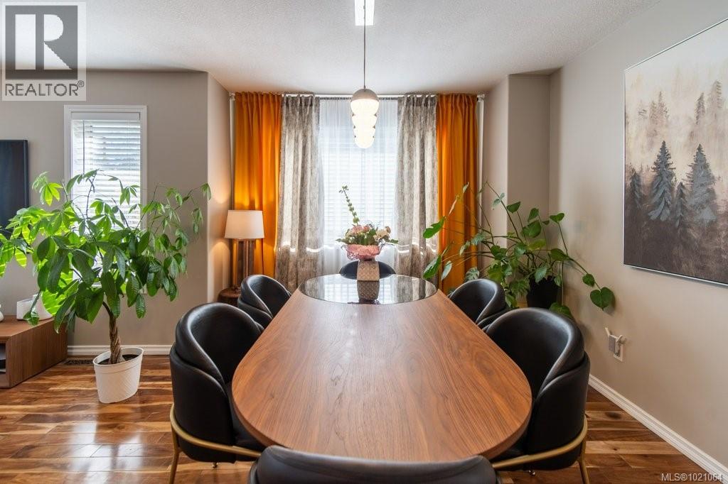 749 MARCHMONT RD - 13