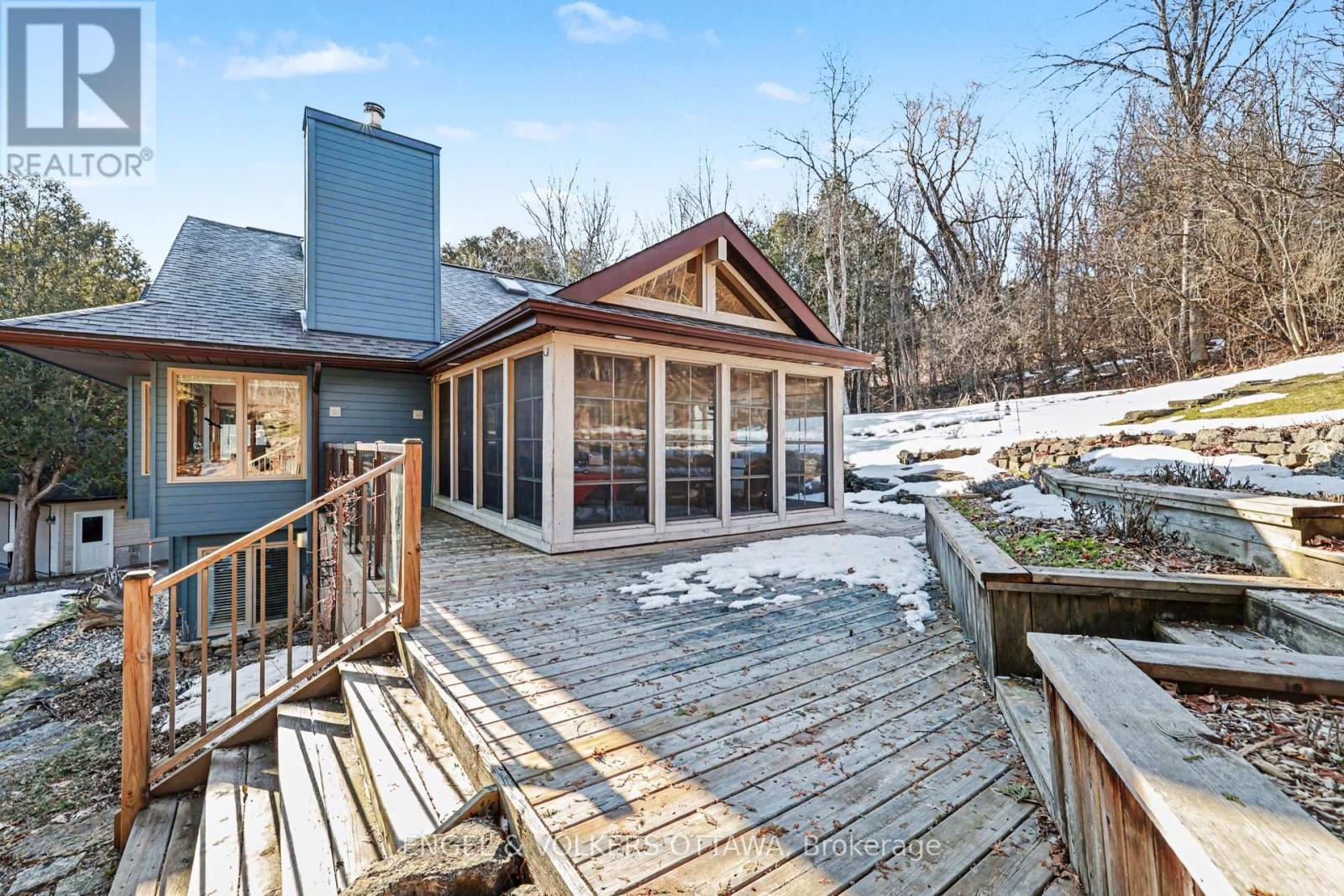 Deck offers panoramic views