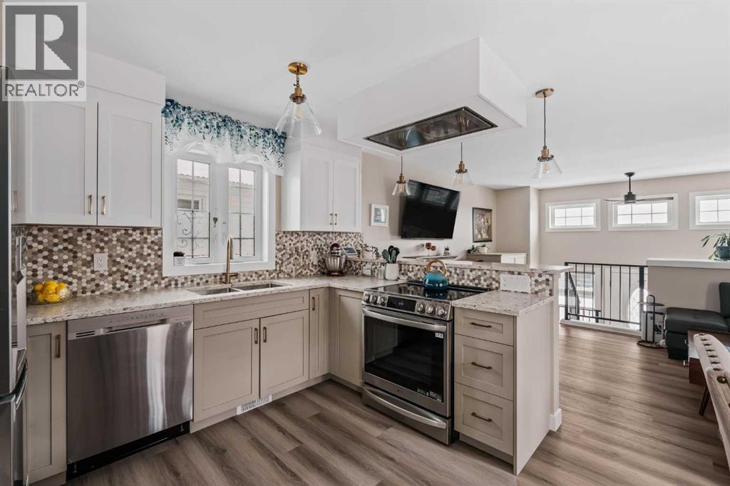 Single Family House Bi-level for Sale in  HUNTERHORN Crescent NE Huntington Hills Calgary 