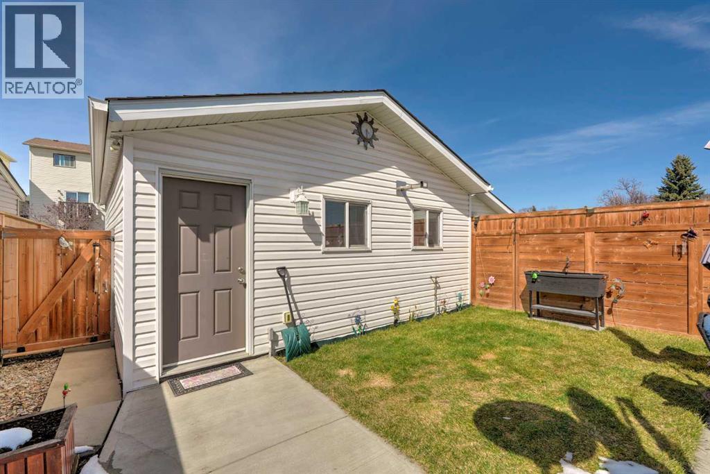 Single Family House Bi-level for Sale in  HUNTERHORN Crescent NE Huntington Hills Calgary 