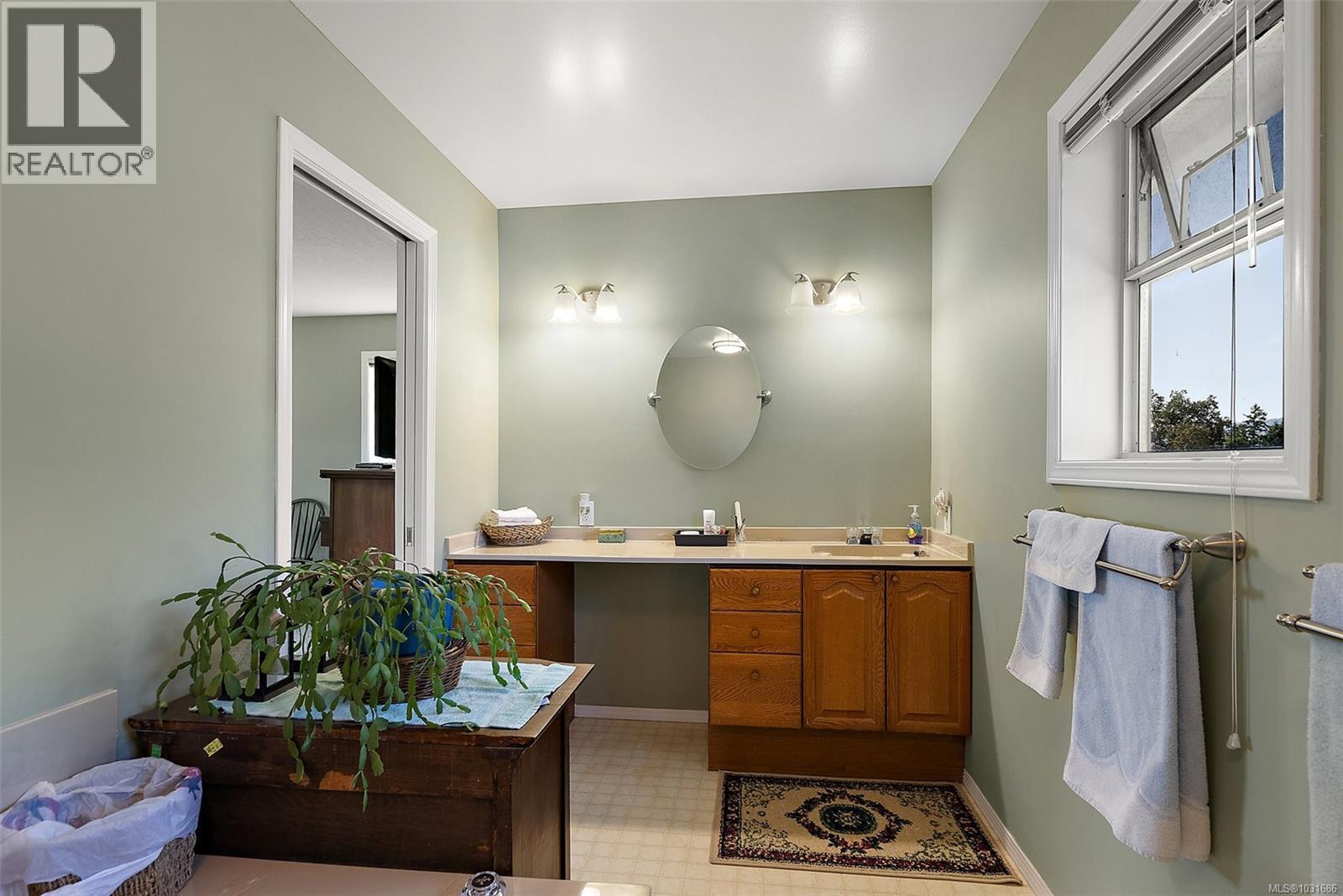 10650 West Saanich Rd - 30