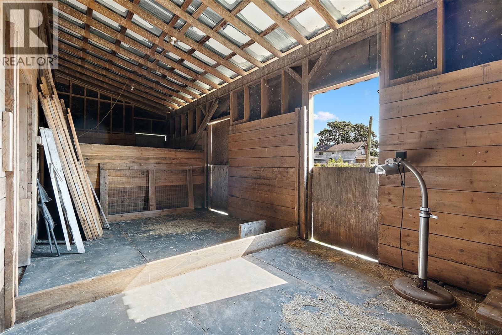 10650 WEST SAANICH RD - 11