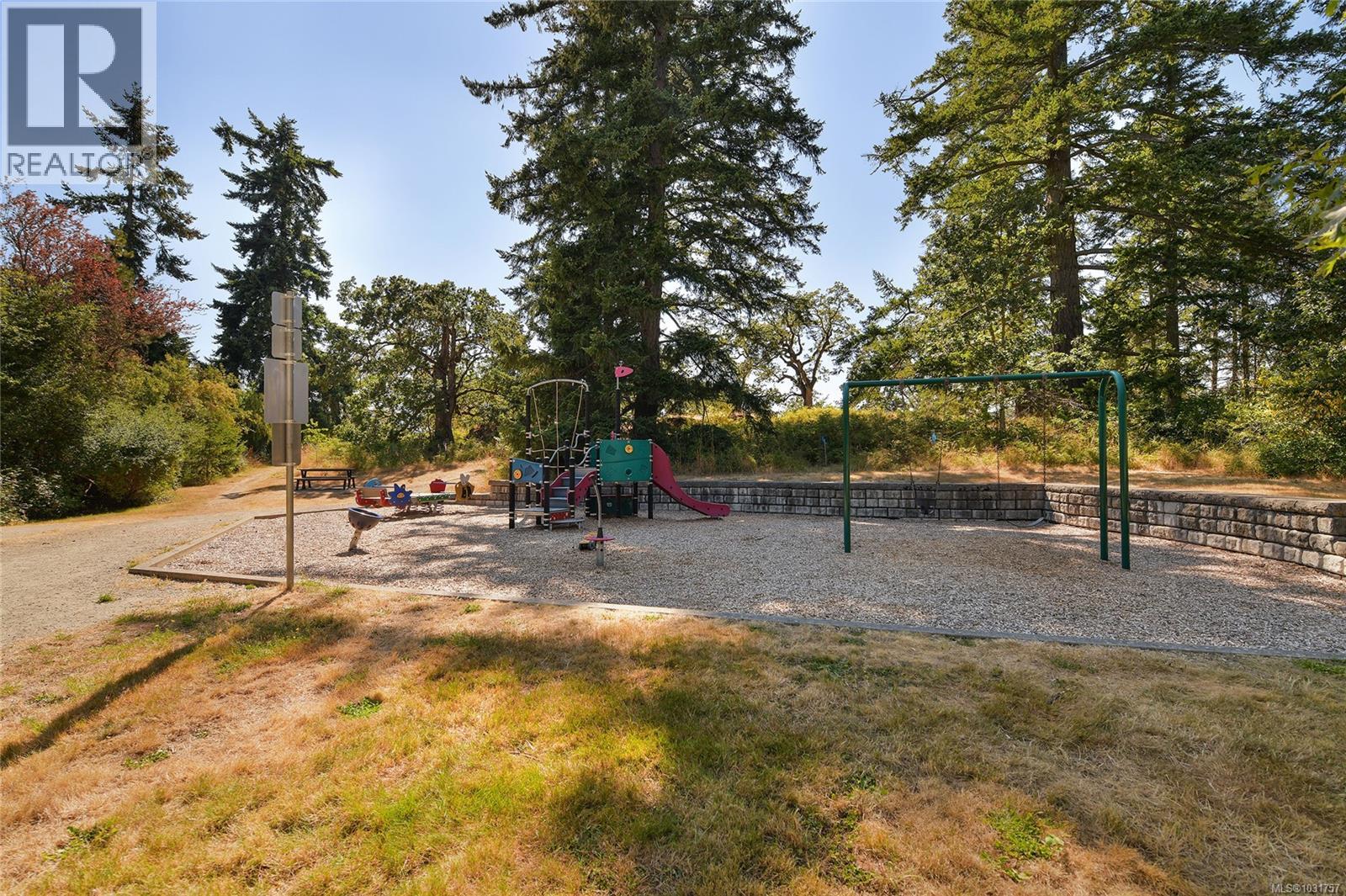 3 930 Falaise Crescent, Saanich