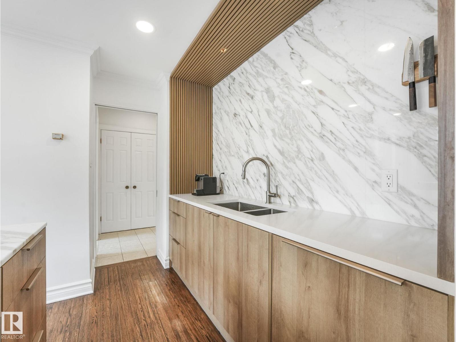 #601 11826 100 AV NW, Edmonton