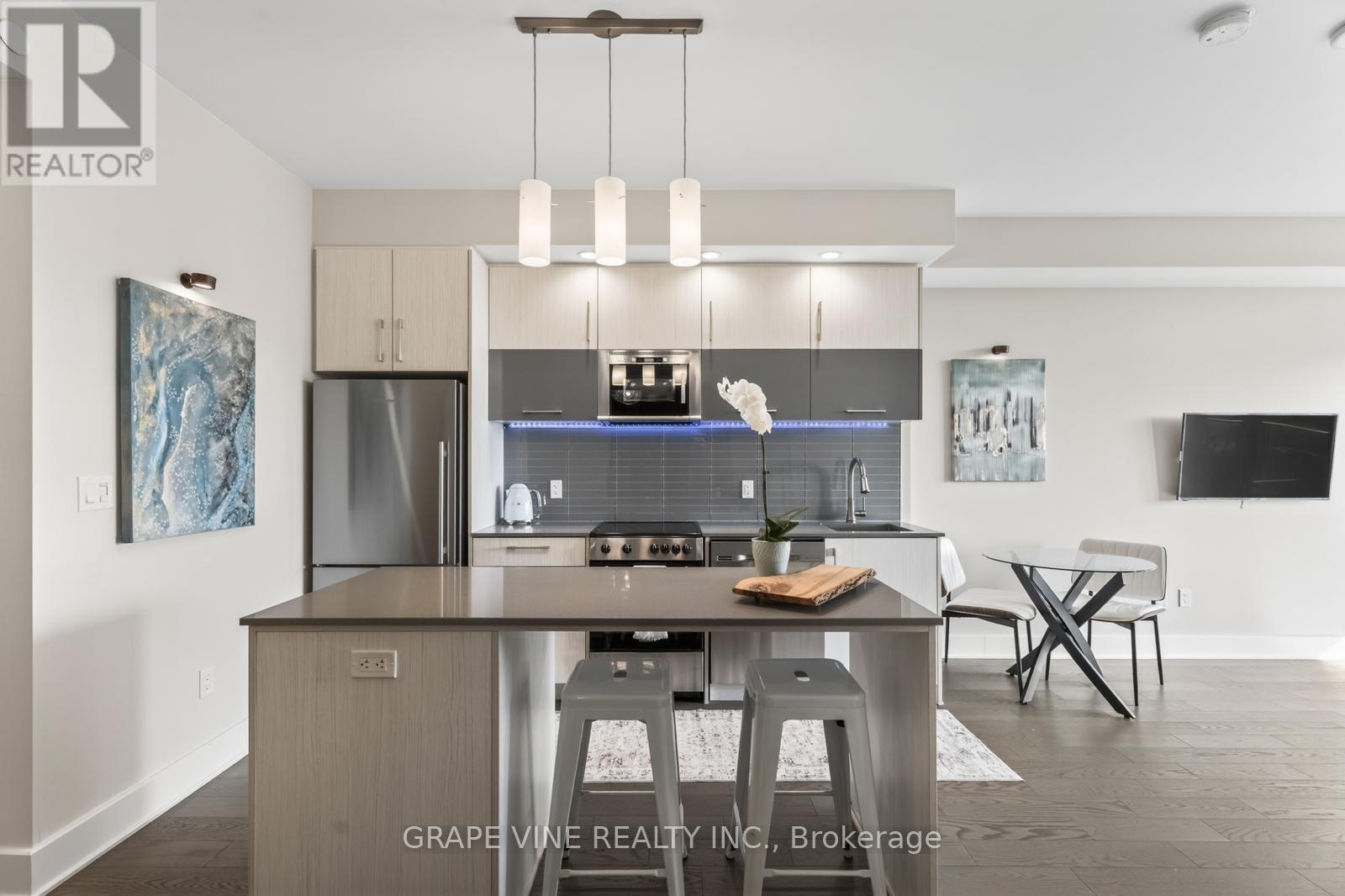 #1010 255 BAY STREET - 10