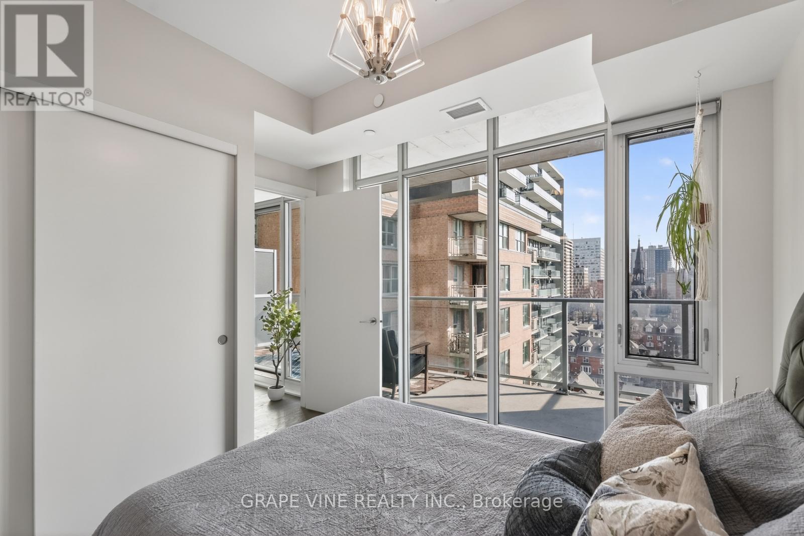 #1010 255 BAY STREET - 24