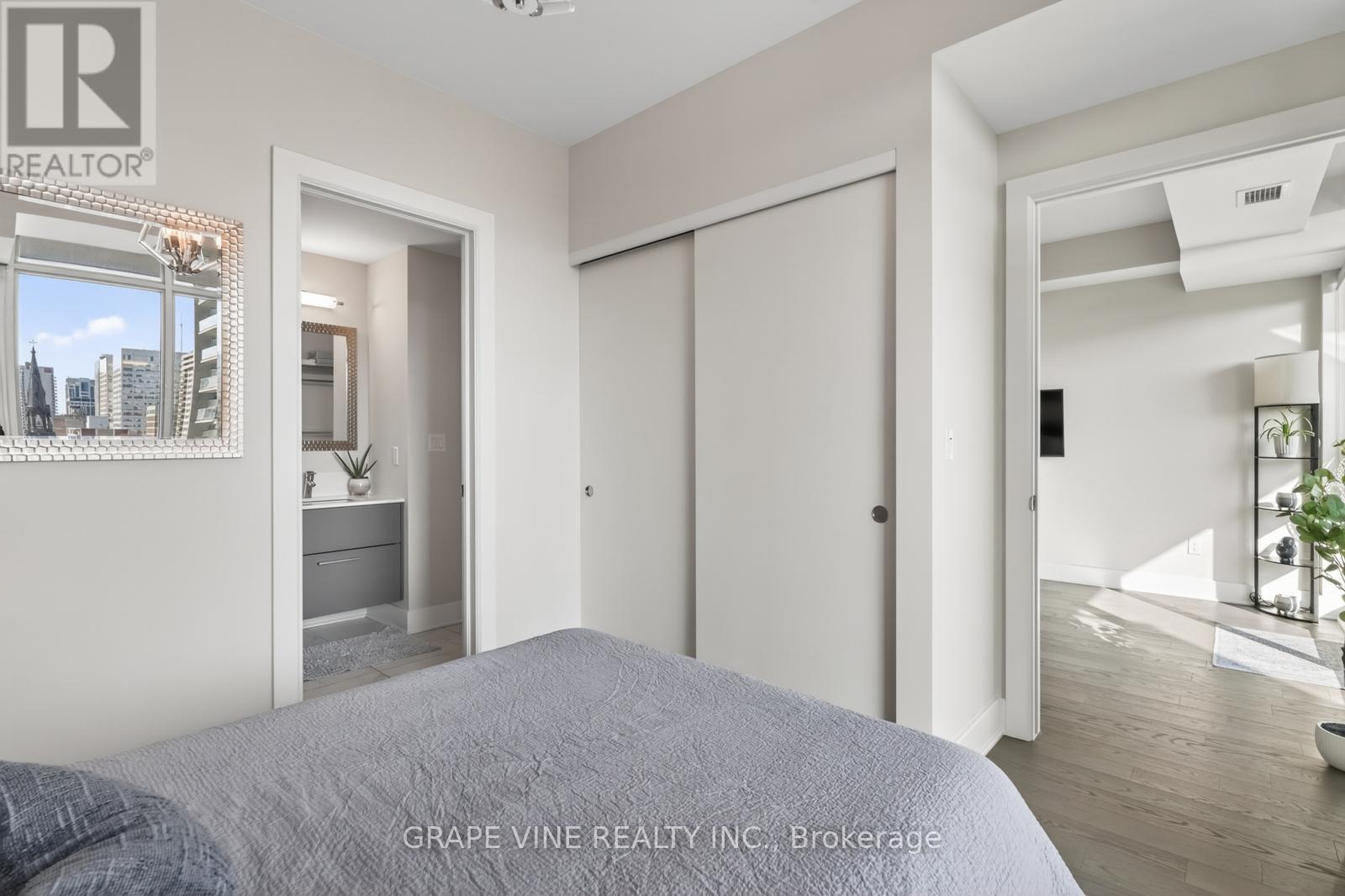 #1010 255 BAY STREET - 27