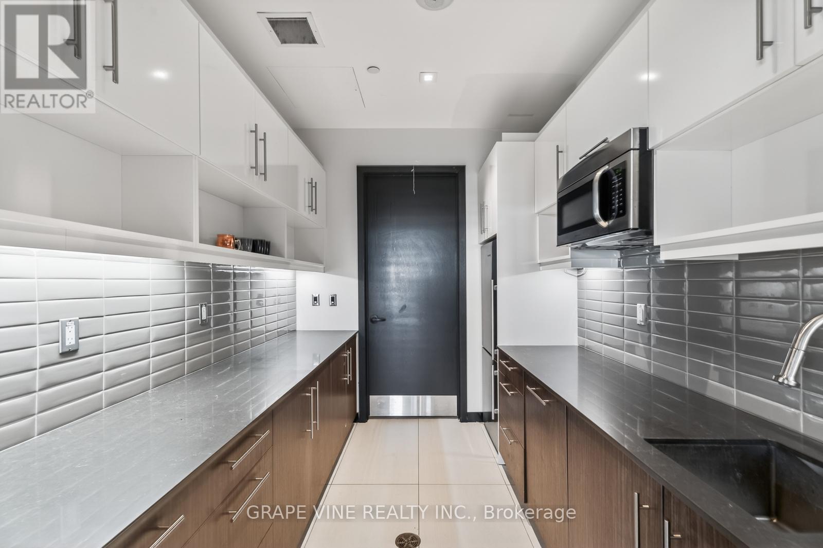 #1010 255 BAY STREET - 30