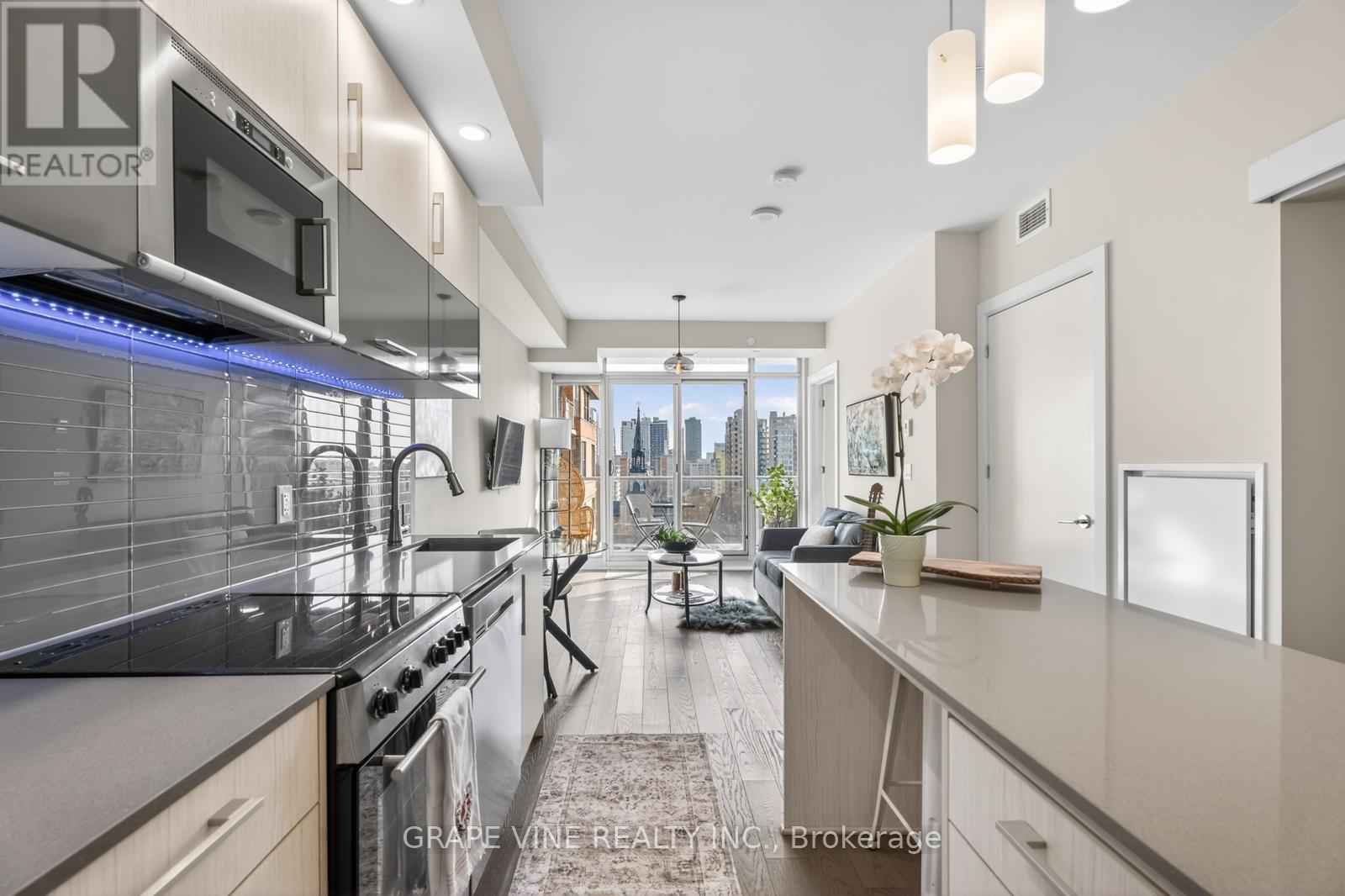 #1010 255 BAY STREET - 8