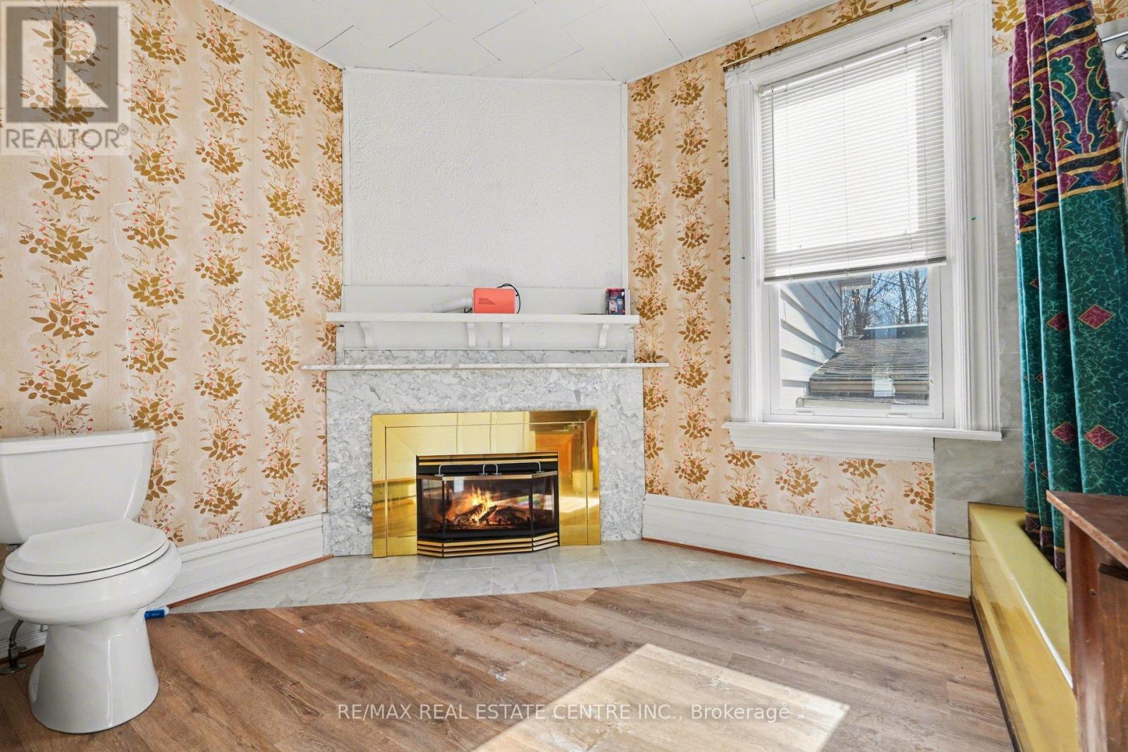 84 BANK STREET N - 7
