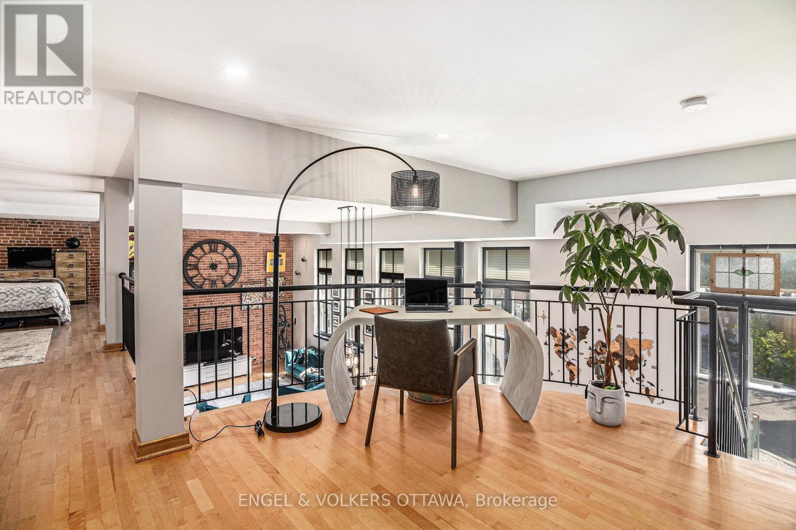 #203 24 SPRINGFIELD ROAD - 23