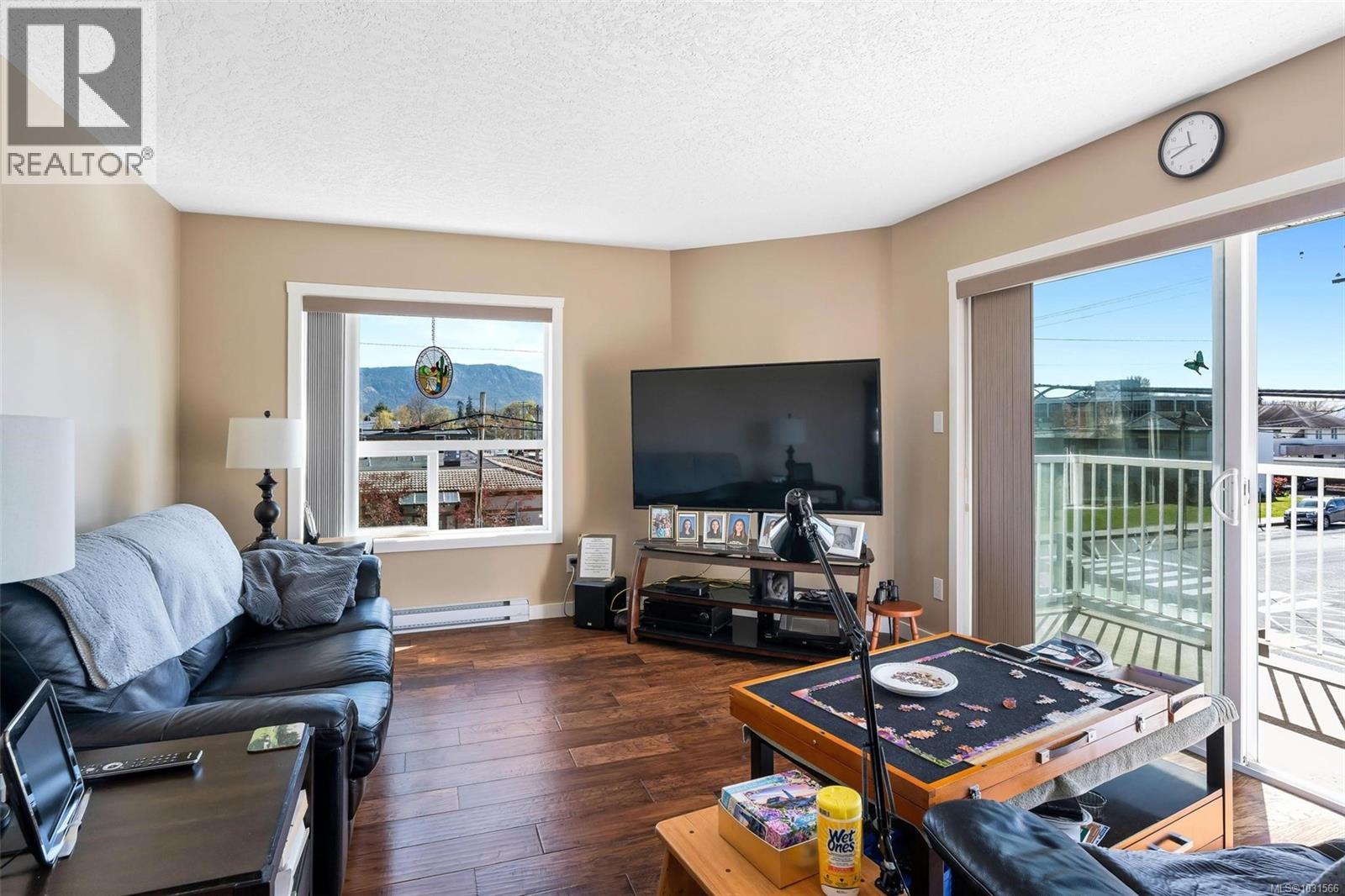 #319 273 CORONATION AVE - Image 3