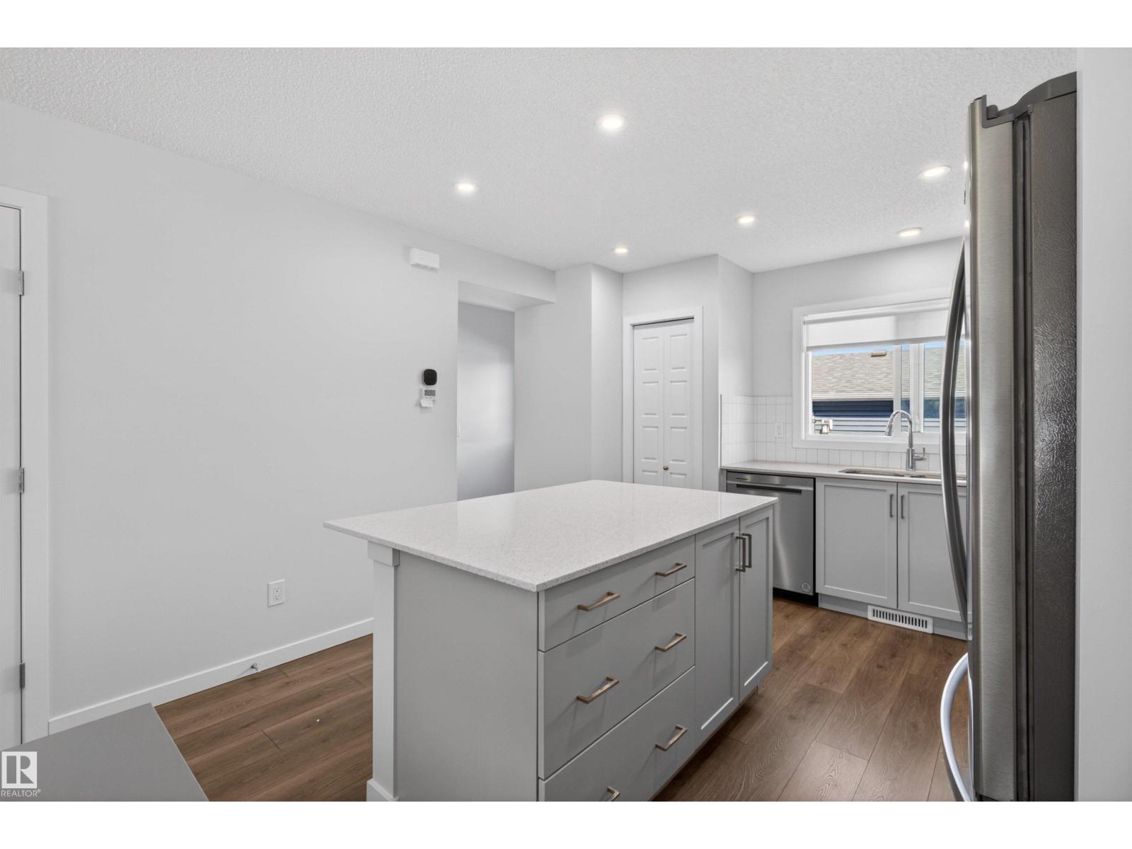 2422 TRUMPETER WY NW, Edmonton