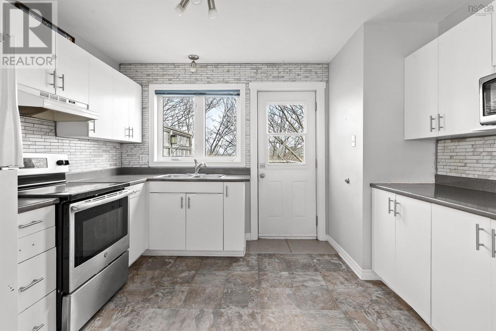 60 SEROCCO CRESCENT - 17