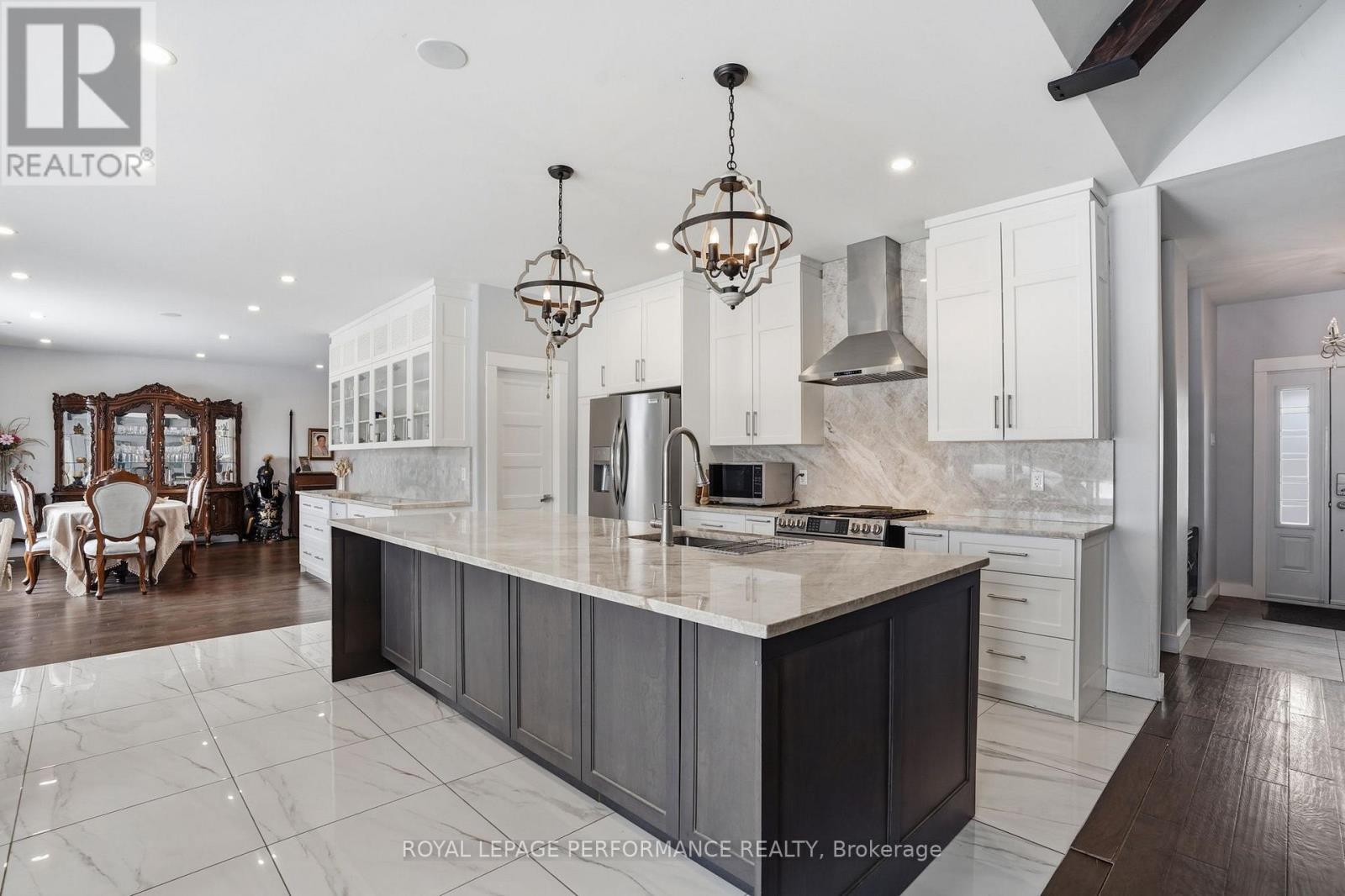573 BAY ROAD - 12