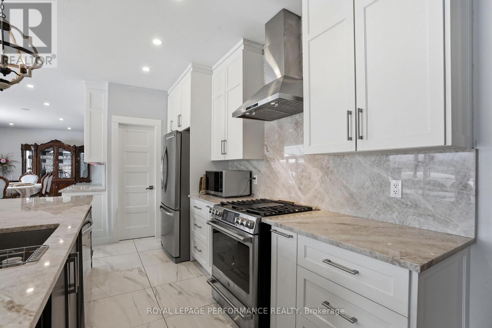 573 BAY ROAD - 16