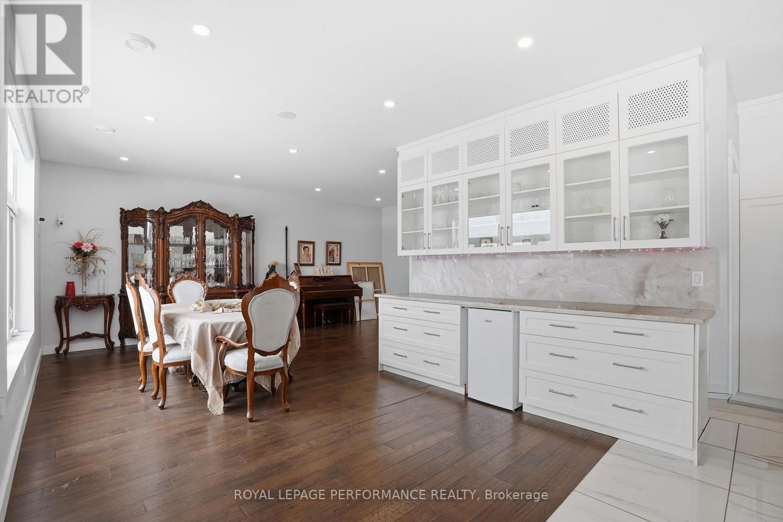 573 BAY ROAD - 20