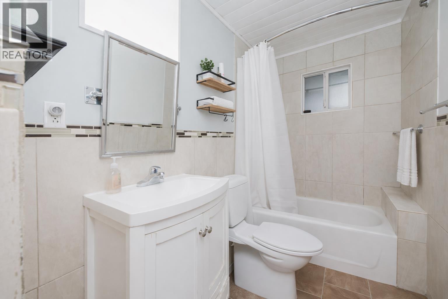 1405 VELVET ROAD, Gibsons