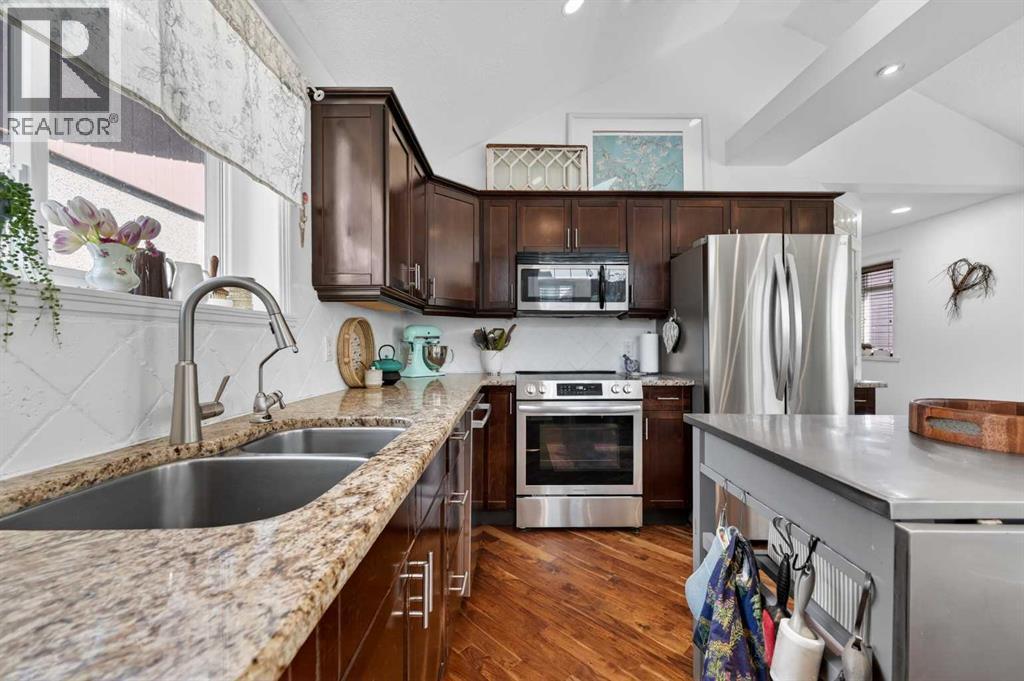 127 27 AVENUE NE - 11