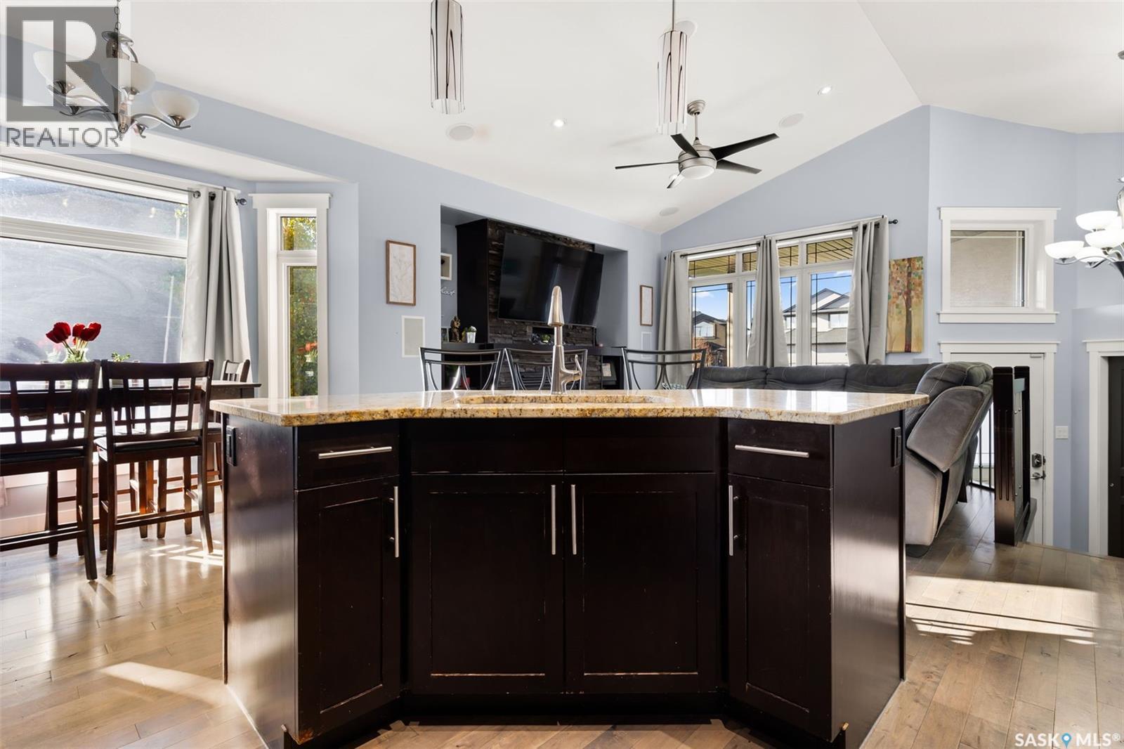 37 CHURCHILL CRESCENT - 10