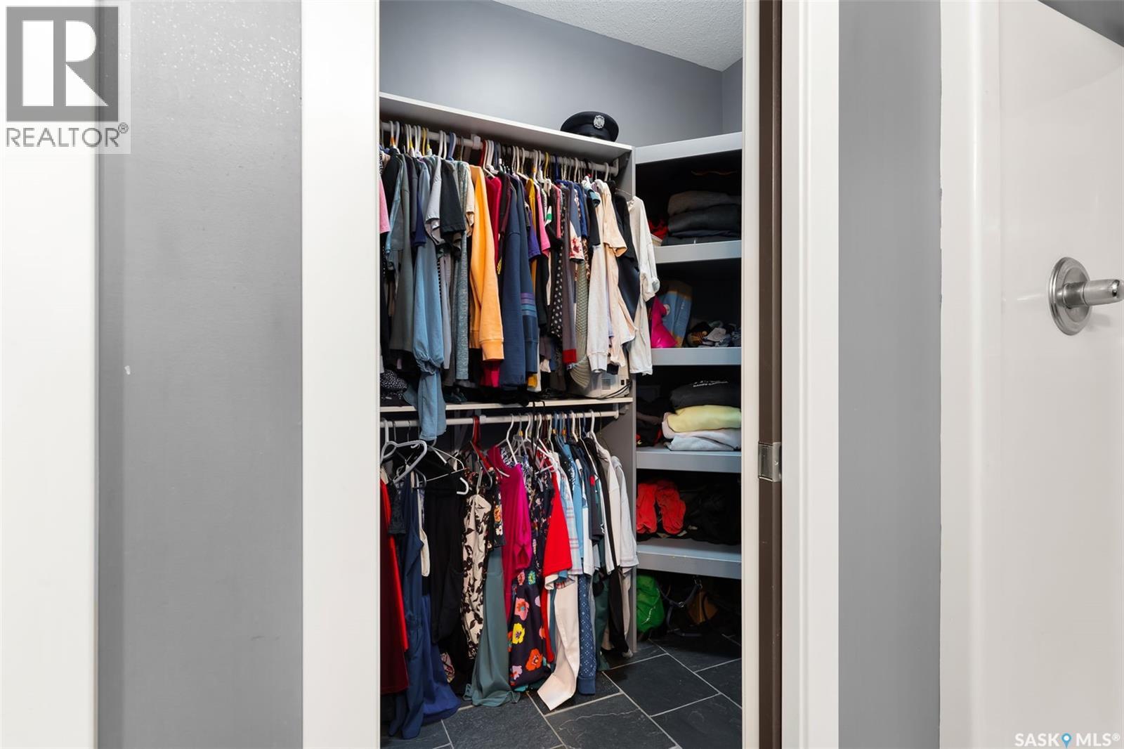 37 CHURCHILL CRESCENT - 18