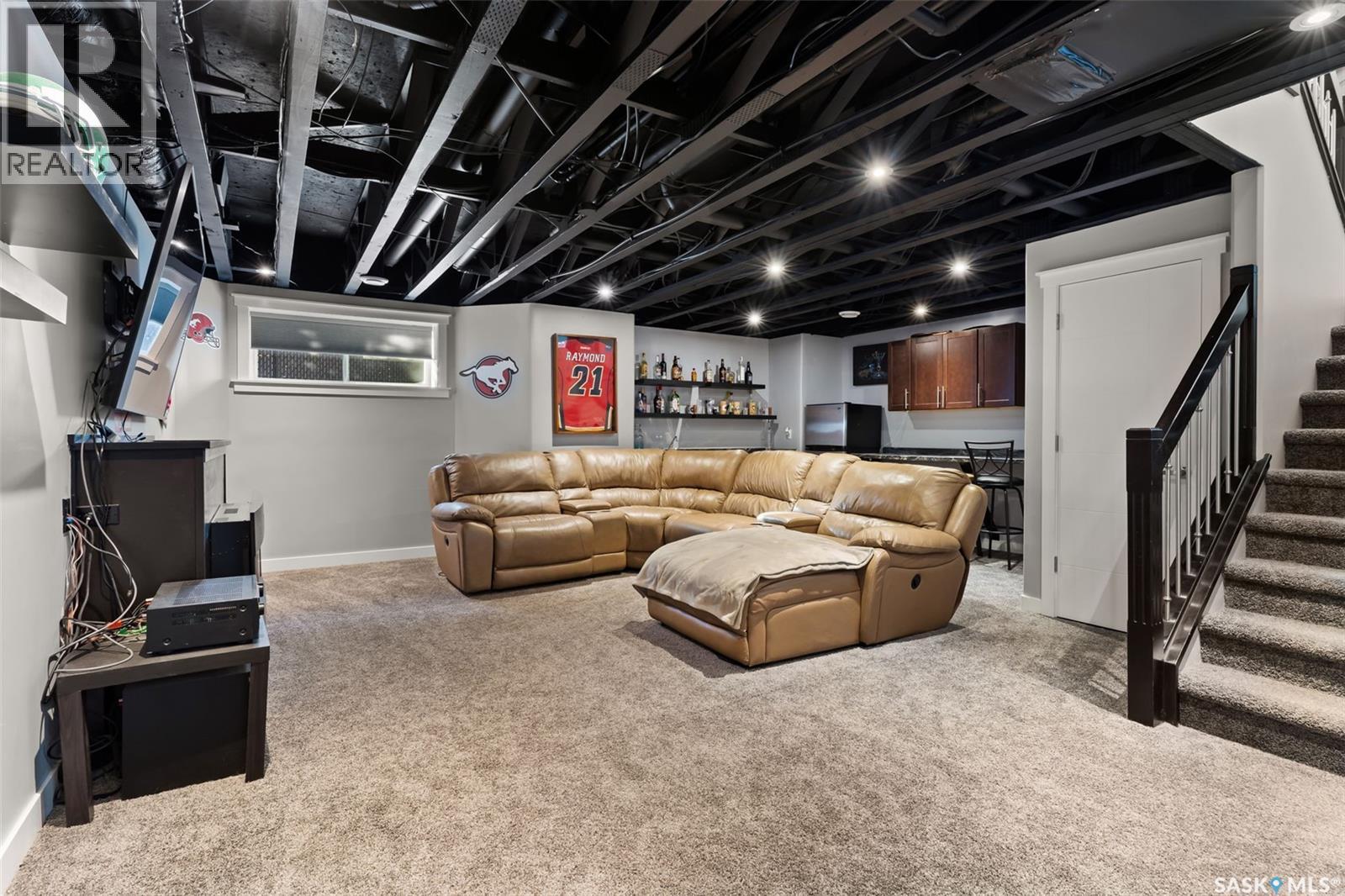 37 CHURCHILL CRESCENT - 25