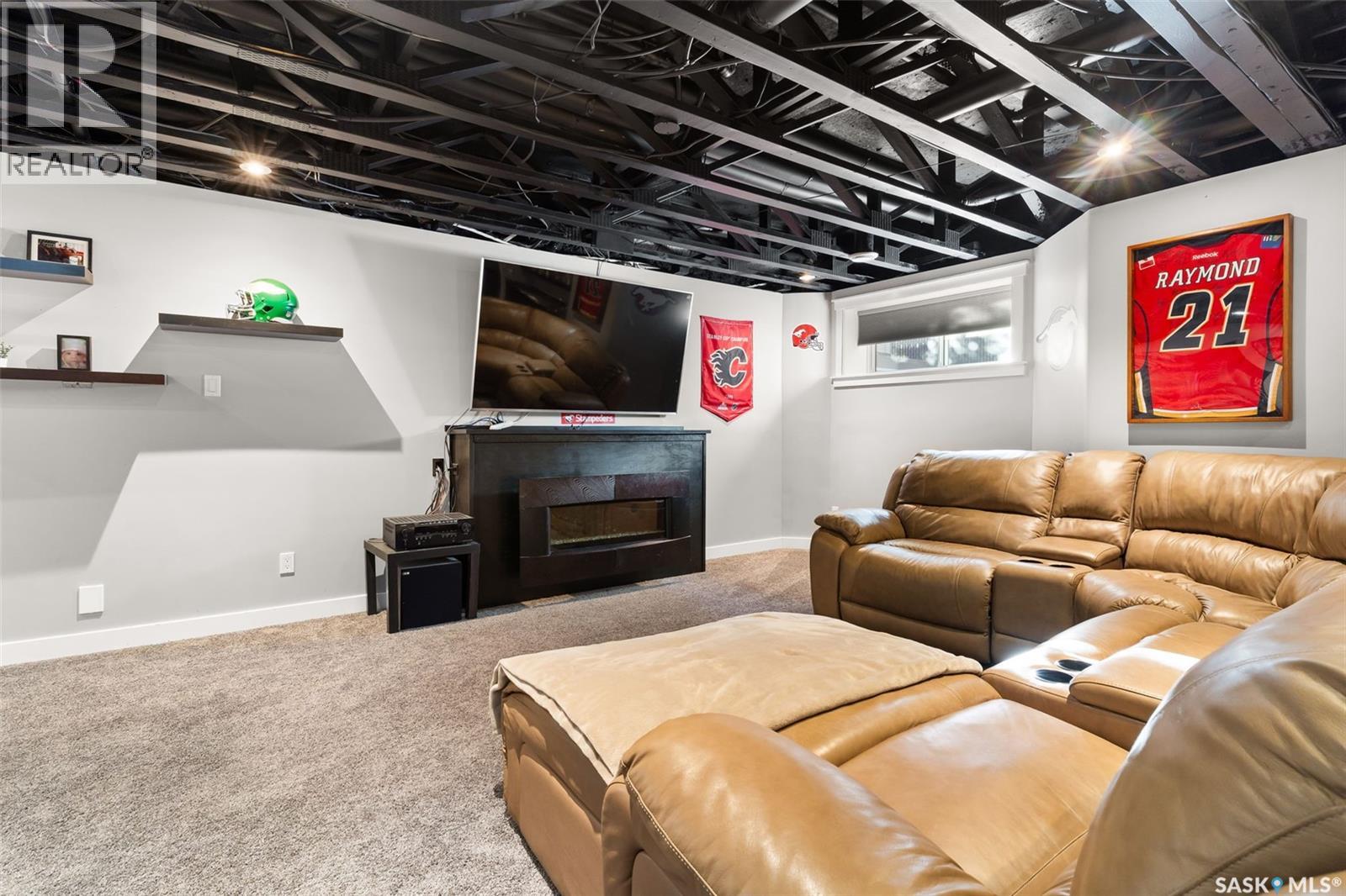 37 CHURCHILL CRESCENT - 26