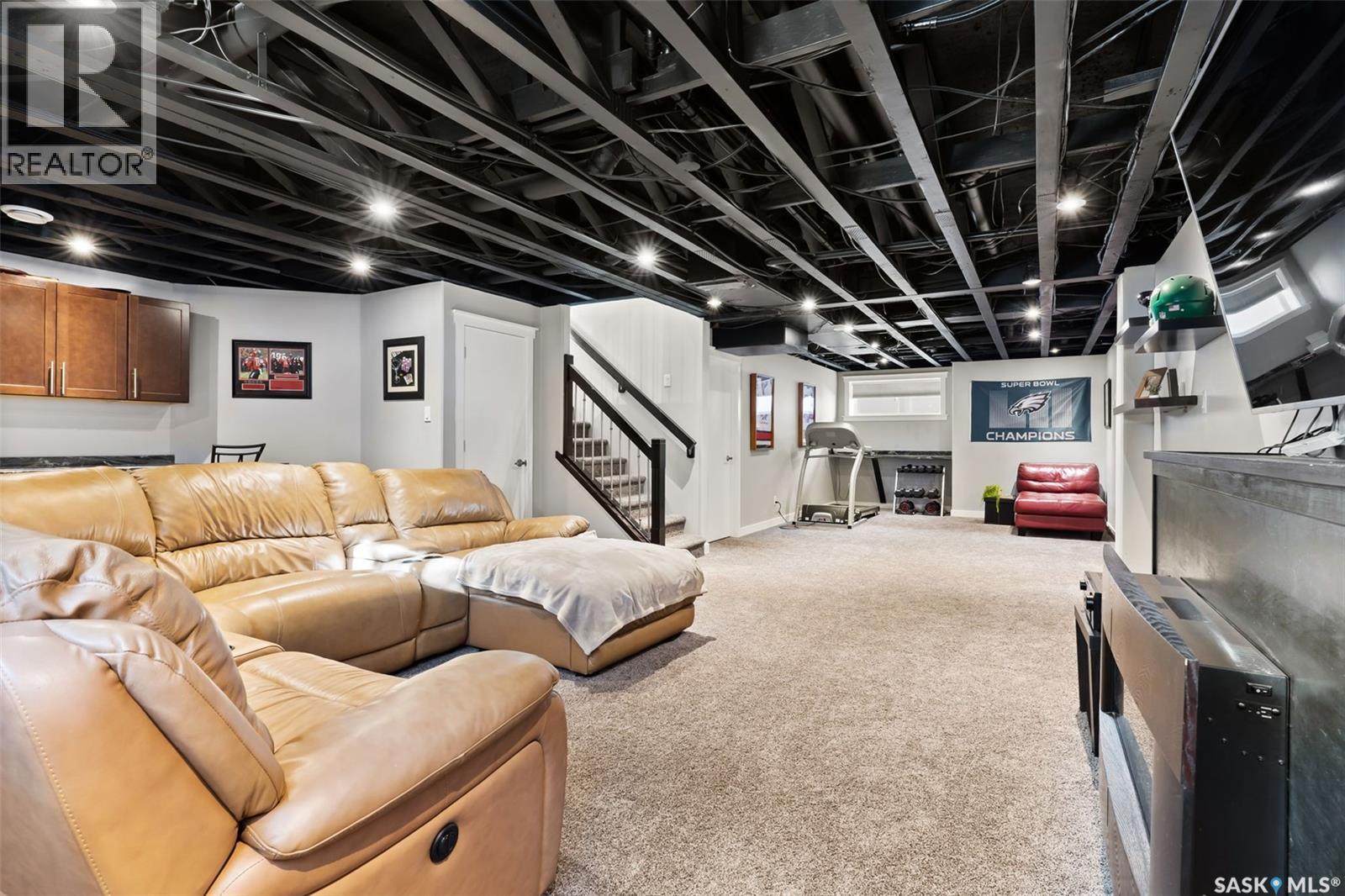 37 CHURCHILL CRESCENT - 27