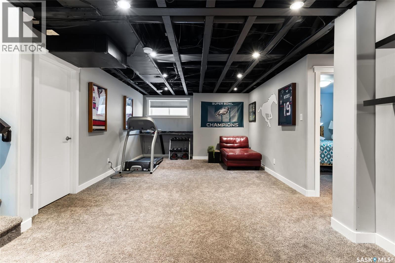 37 CHURCHILL CRESCENT - 29