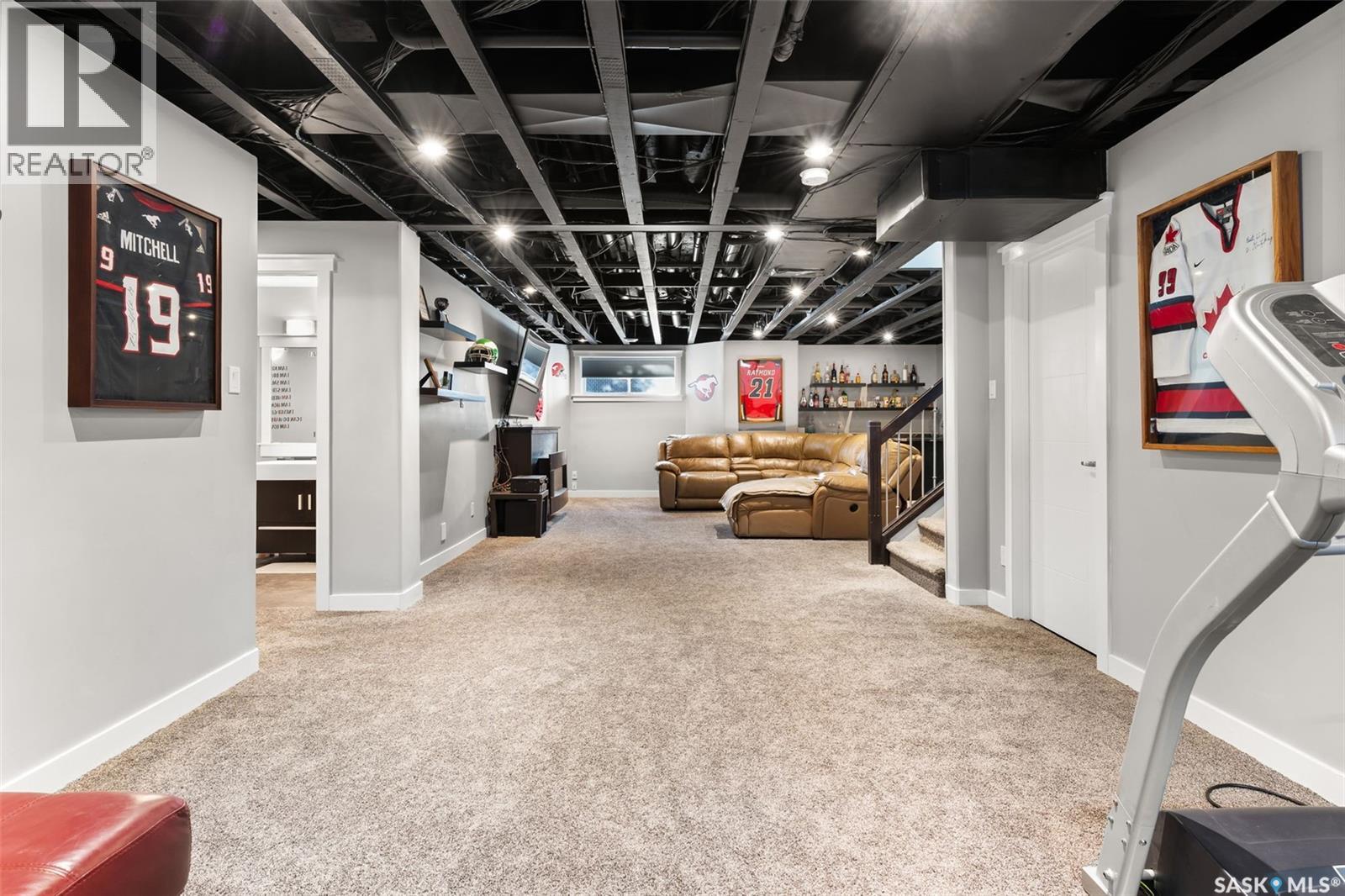 37 CHURCHILL CRESCENT - 30