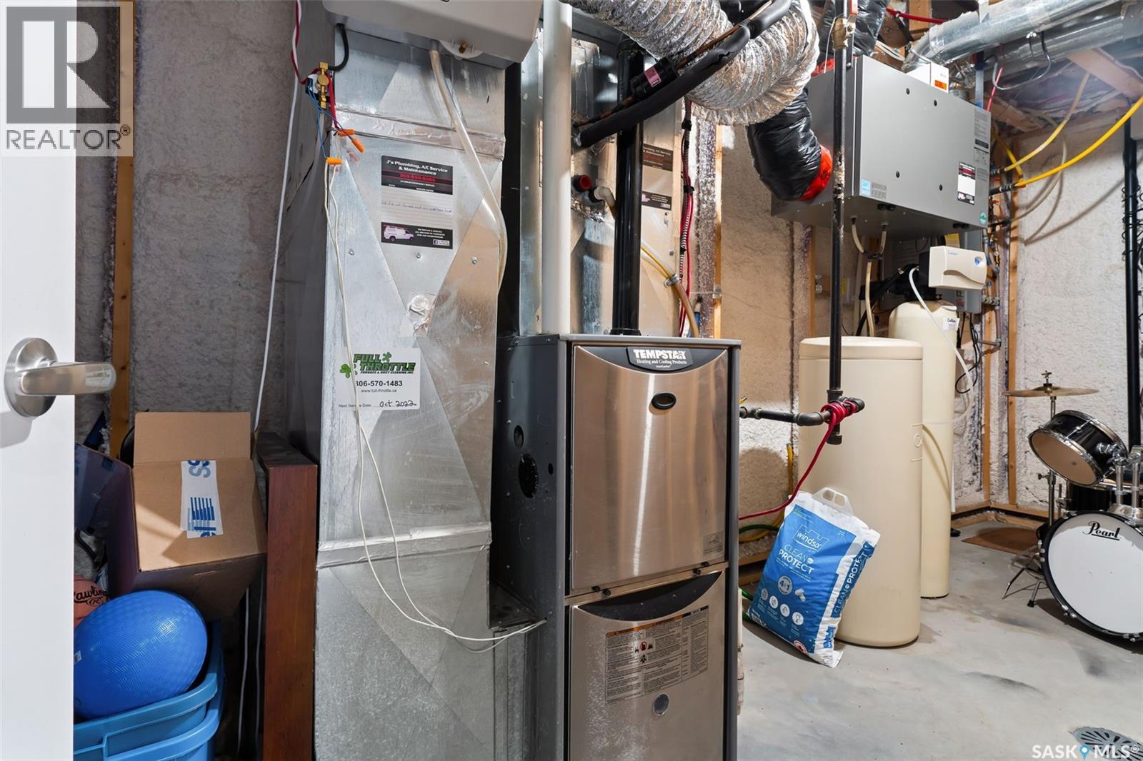 37 CHURCHILL CRESCENT - 34