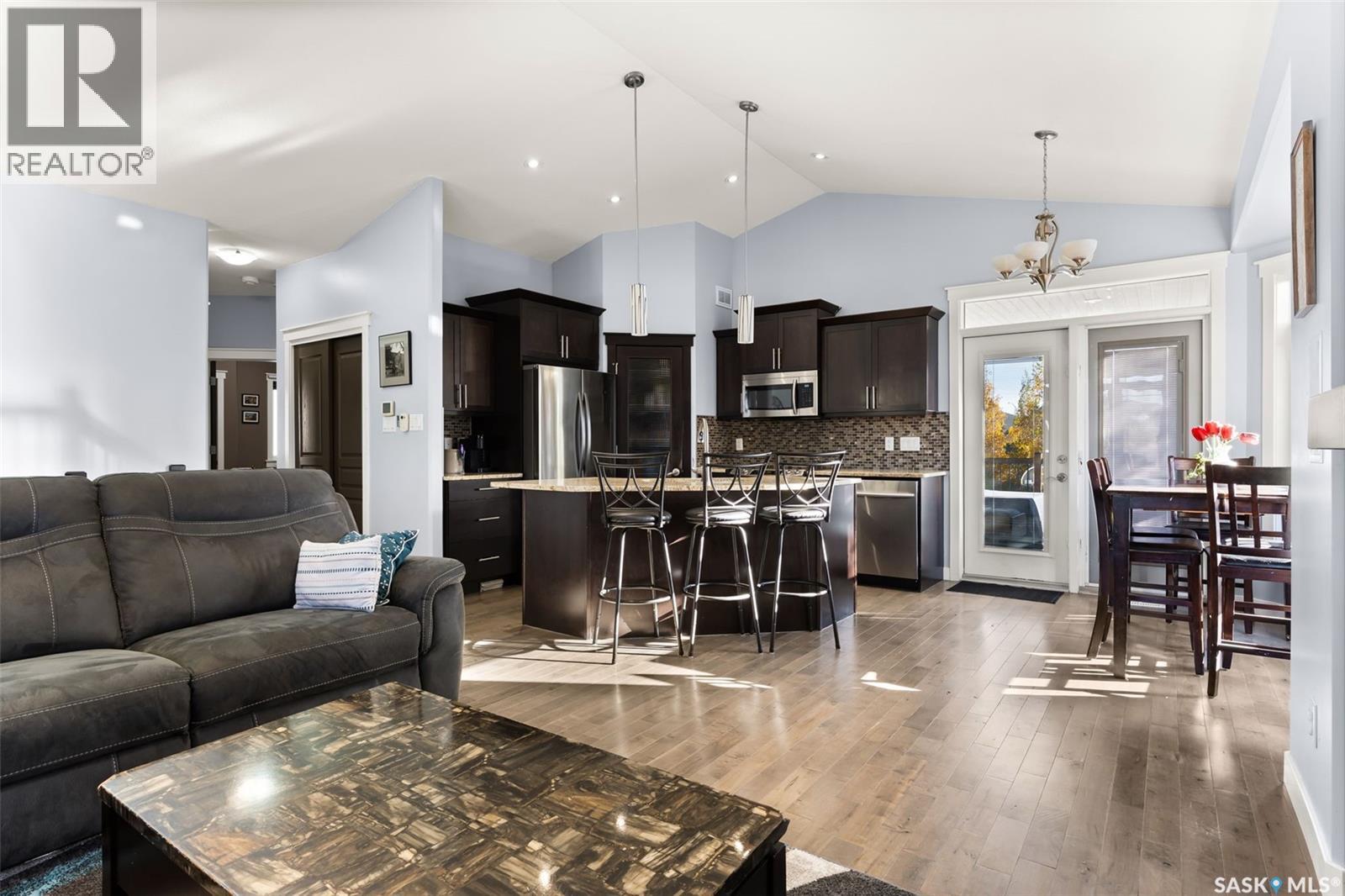 37 CHURCHILL CRESCENT - 7