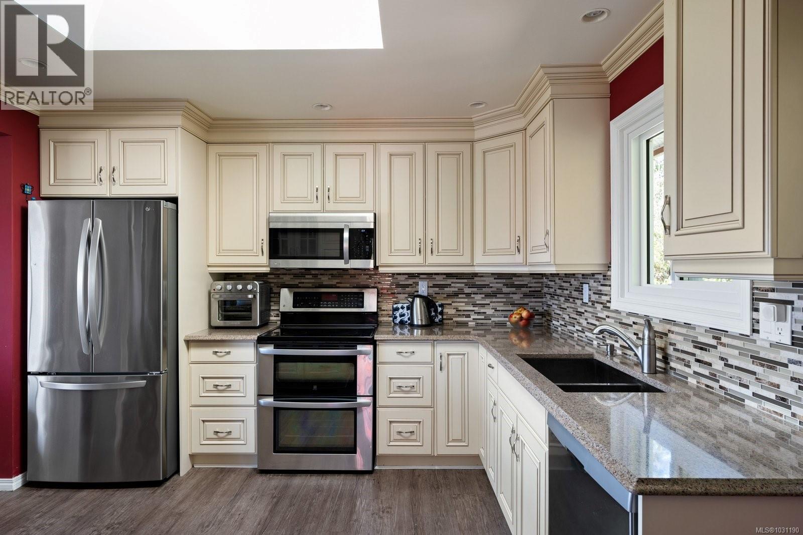  381 Montcalm Avenue, Saanich