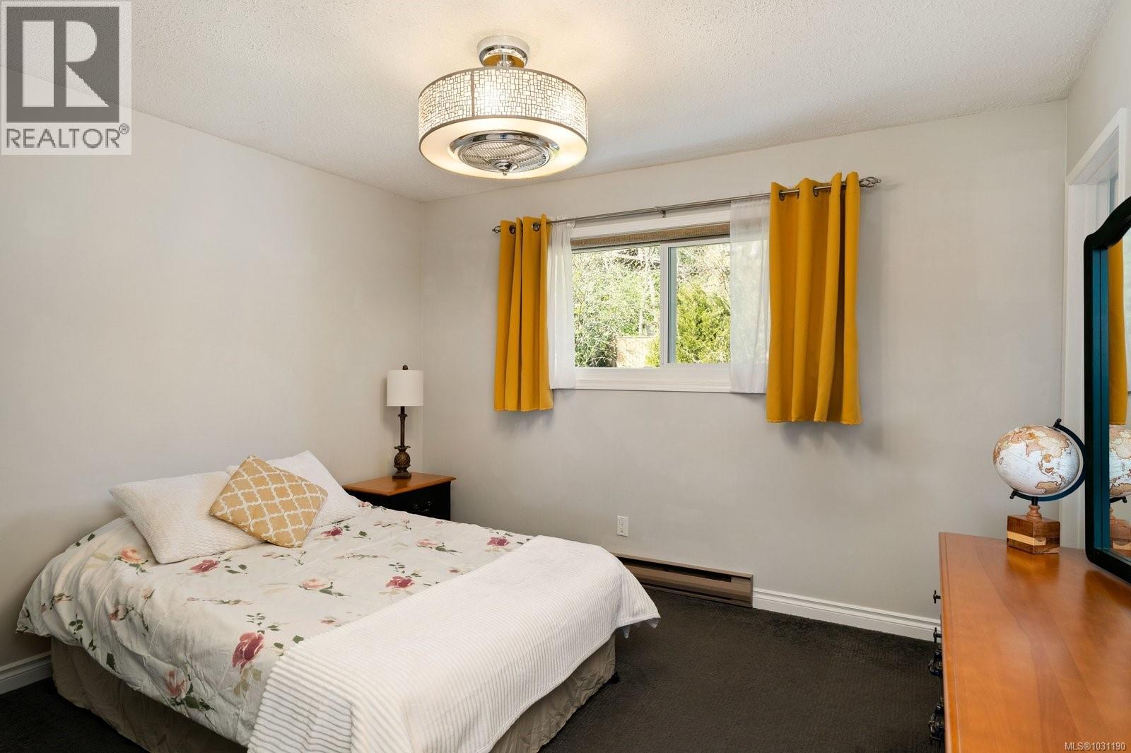  381 Montcalm Avenue, Saanich