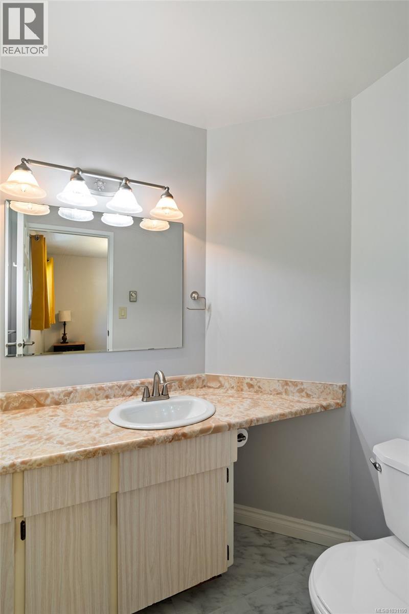  381 Montcalm Avenue, Saanich