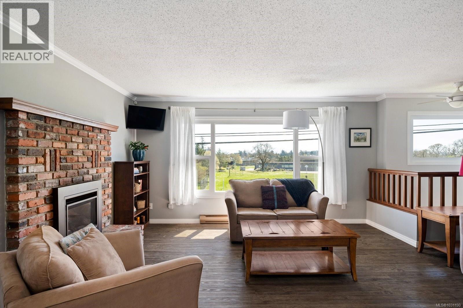  381 Montcalm Avenue, Saanich