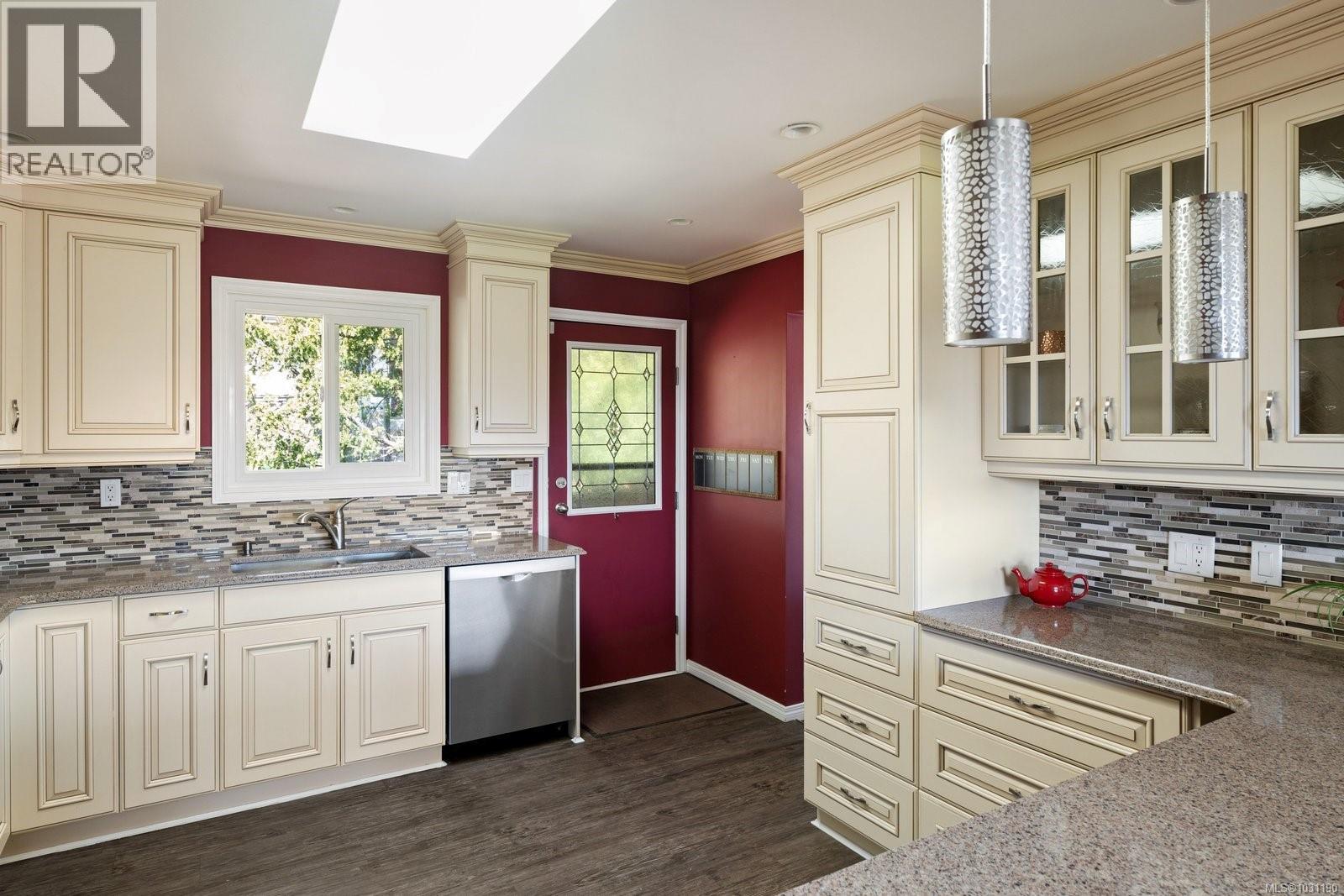  381 Montcalm Avenue, Saanich