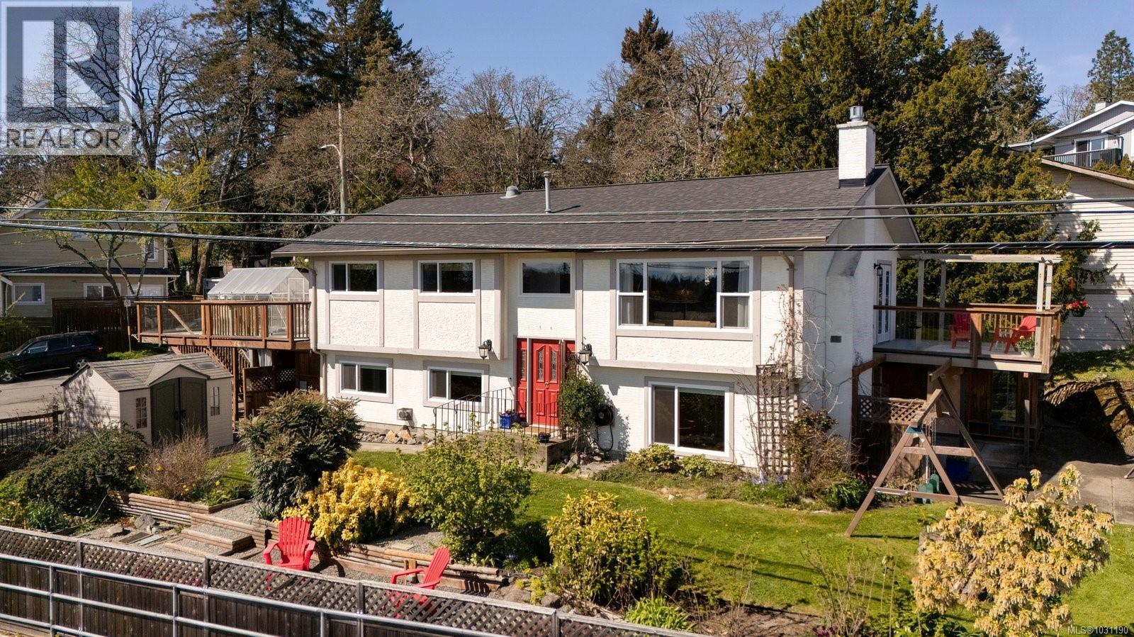  381 Montcalm Avenue, Saanich