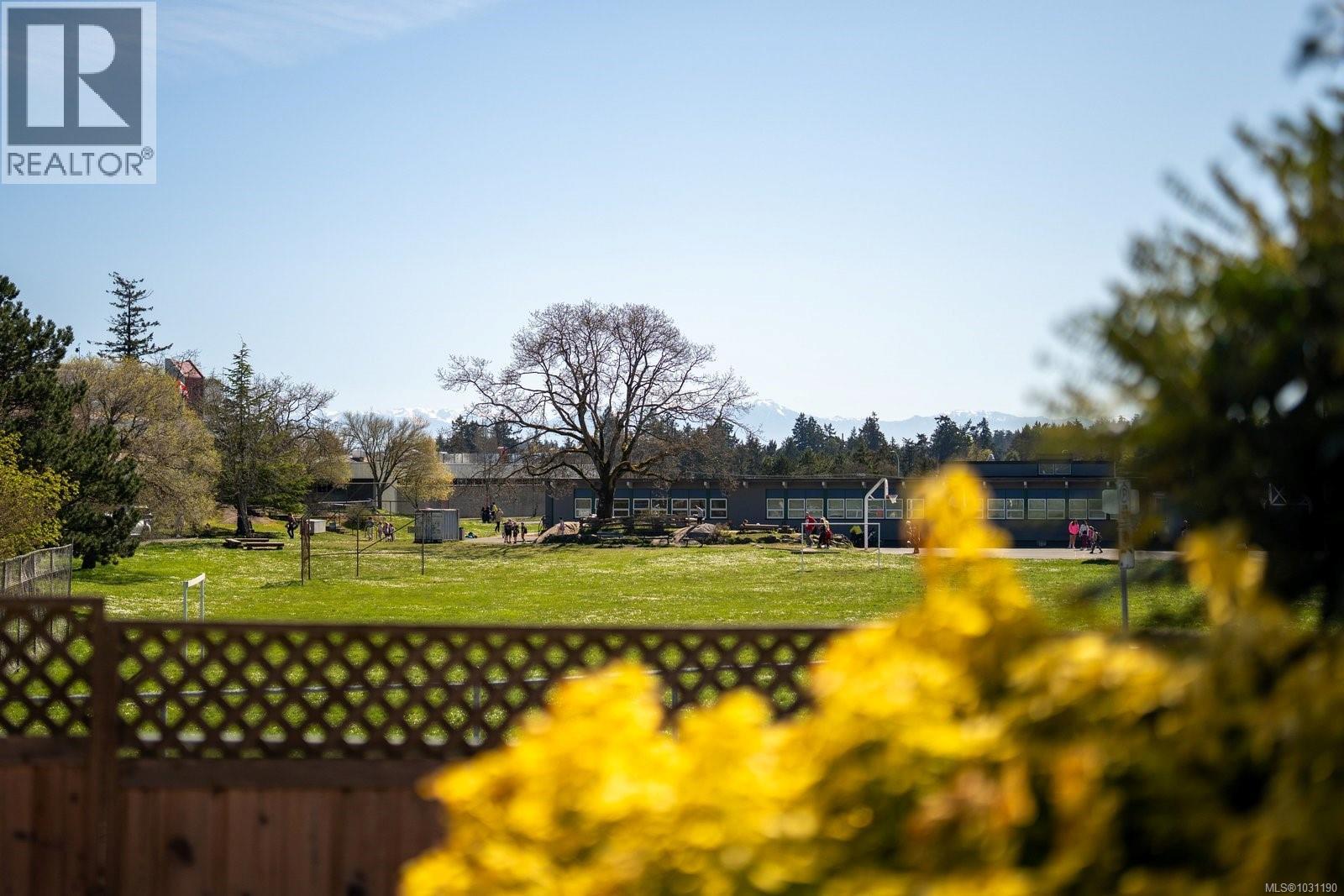  381 Montcalm Avenue, Saanich