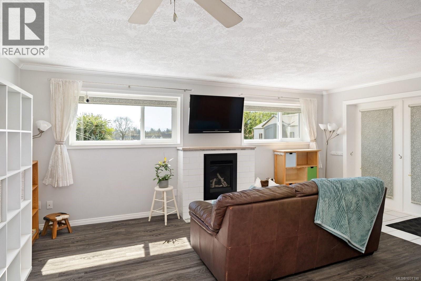  381 Montcalm Avenue, Saanich