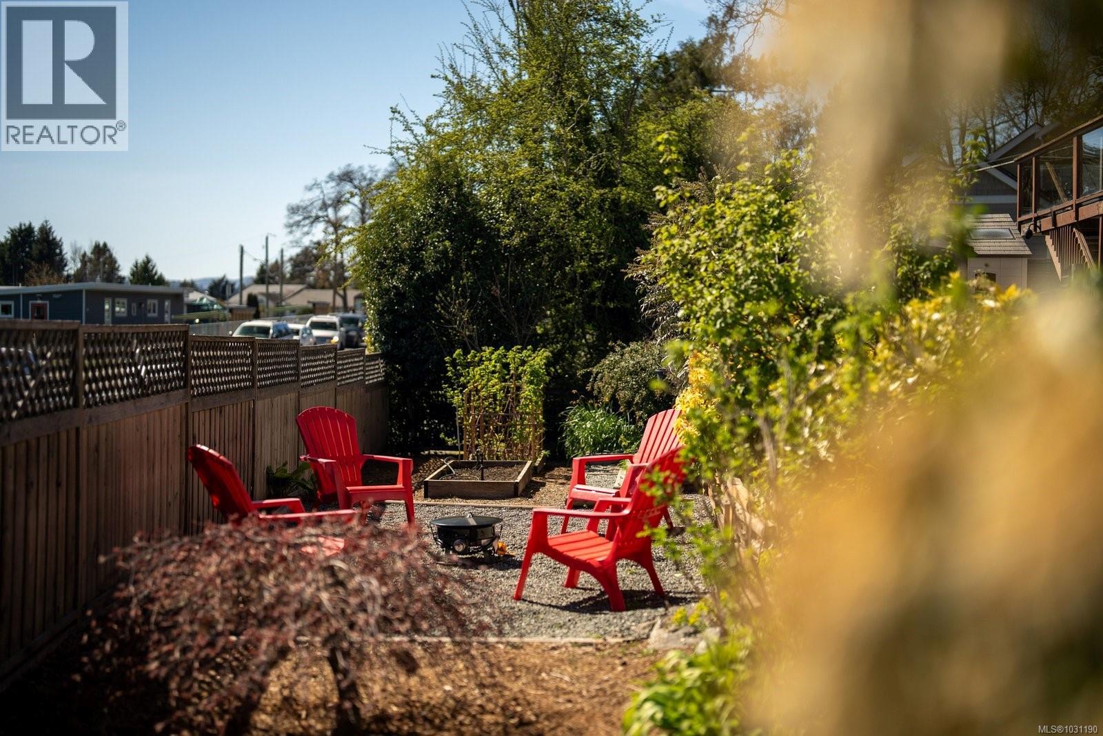  381 Montcalm Avenue, Saanich