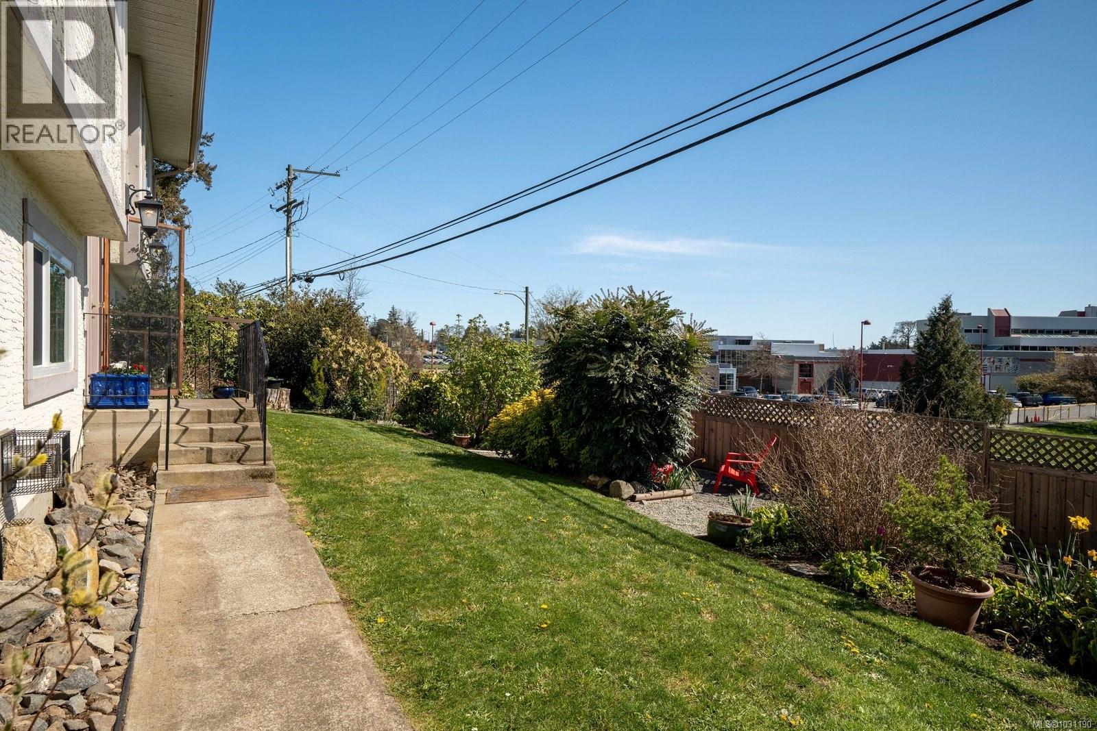  381 Montcalm Avenue, Saanich