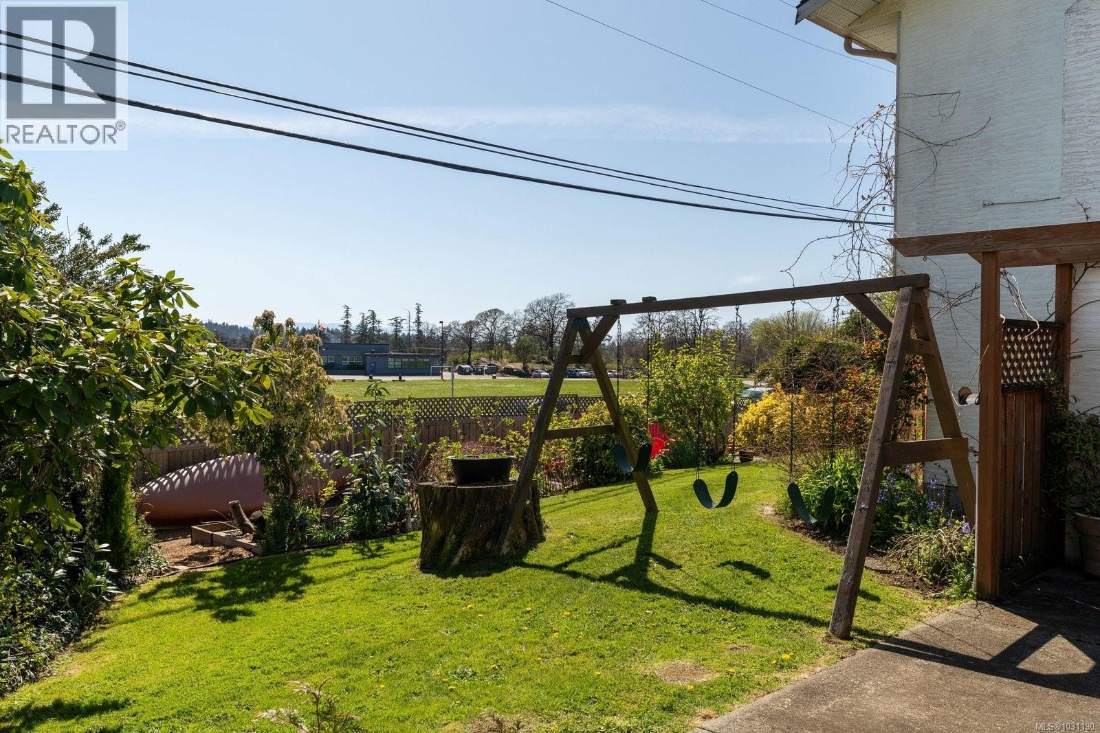  381 Montcalm Avenue, Saanich