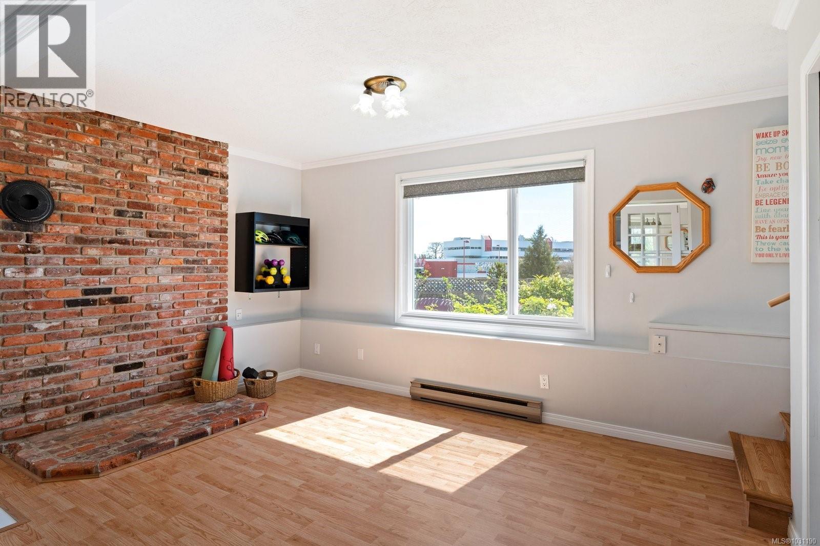  381 Montcalm Avenue, Saanich