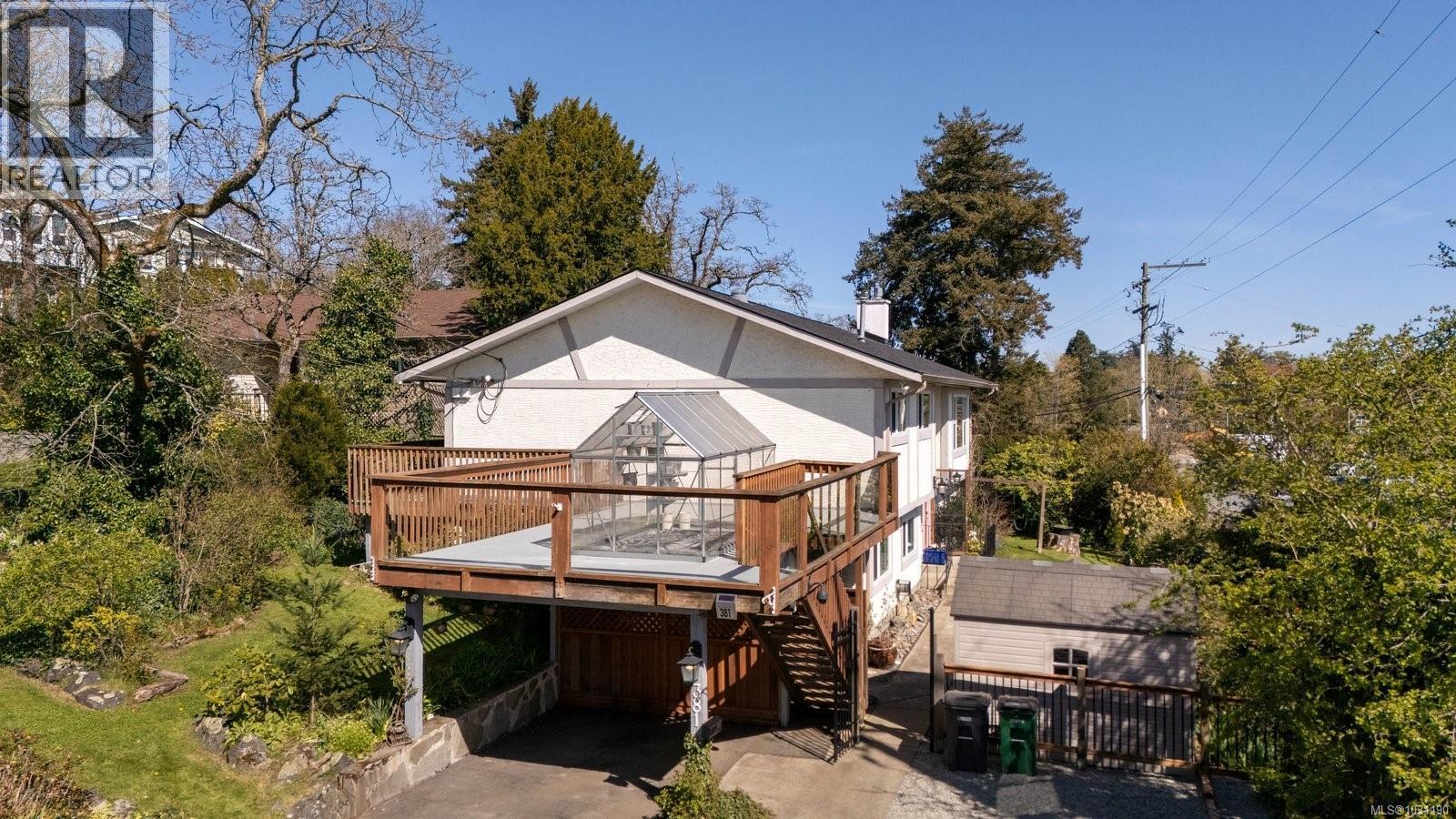  381 Montcalm Avenue, Saanich