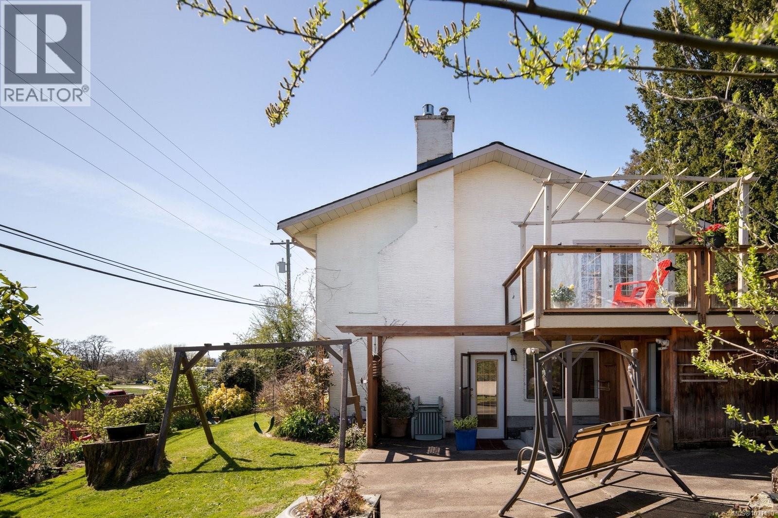  381 Montcalm Avenue, Saanich